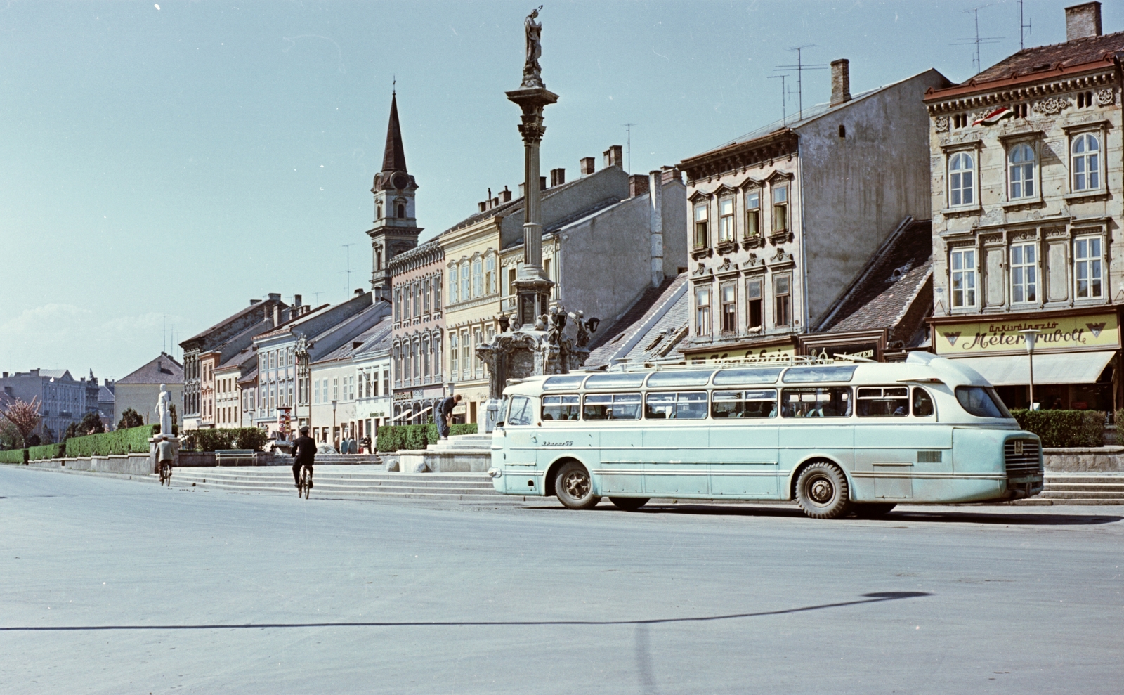 Hungary, Sopron, Várkerület (Lenin körút), középen a Mária-oszlop, háttérben a Szent György-templom tornya. Ikarus 55 autóbusz., 1964, Építésügyi Dokumentációs és Információs Központ, VÁTI, church, colorful, Hungarian brand, Ikarus-brand, Fortepan #28977