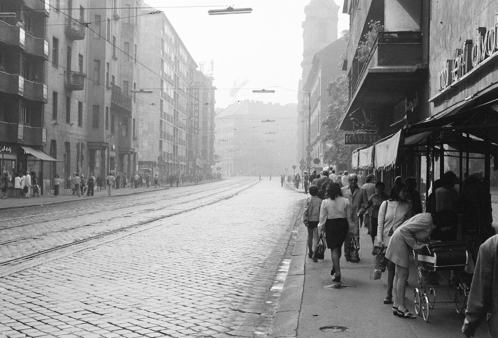 Hungary, Budapest II., Margit körút (Mártírok útja), balra a Fekete Sas utca torkolata, távolabb a Bem József utca - Horvát utca találkozásánál lévő kereszteződésnél álló ház látható. Jobbra az Országúti ferences templom., 1969, Bencseky Mátyás, Budapest, Fortepan #289777