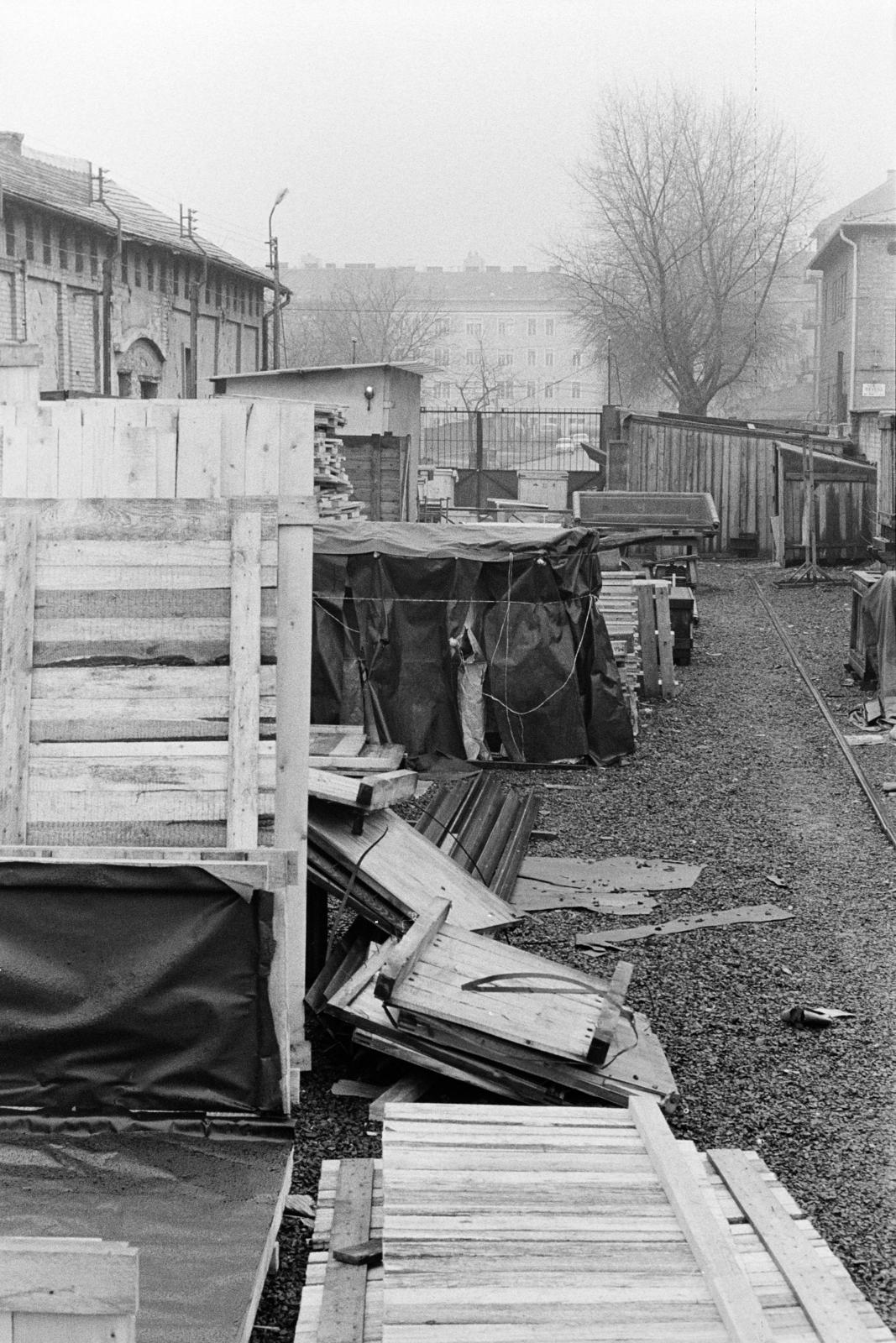 Magyarország, Budapest XIII., ipartelep a Révész utca - Esztergomi út sarkán, ma az Esztergomi út része. A távolban a Dráva utca épületei., 1971, Bencseky Mátyás, Budapest, Fortepan #289779