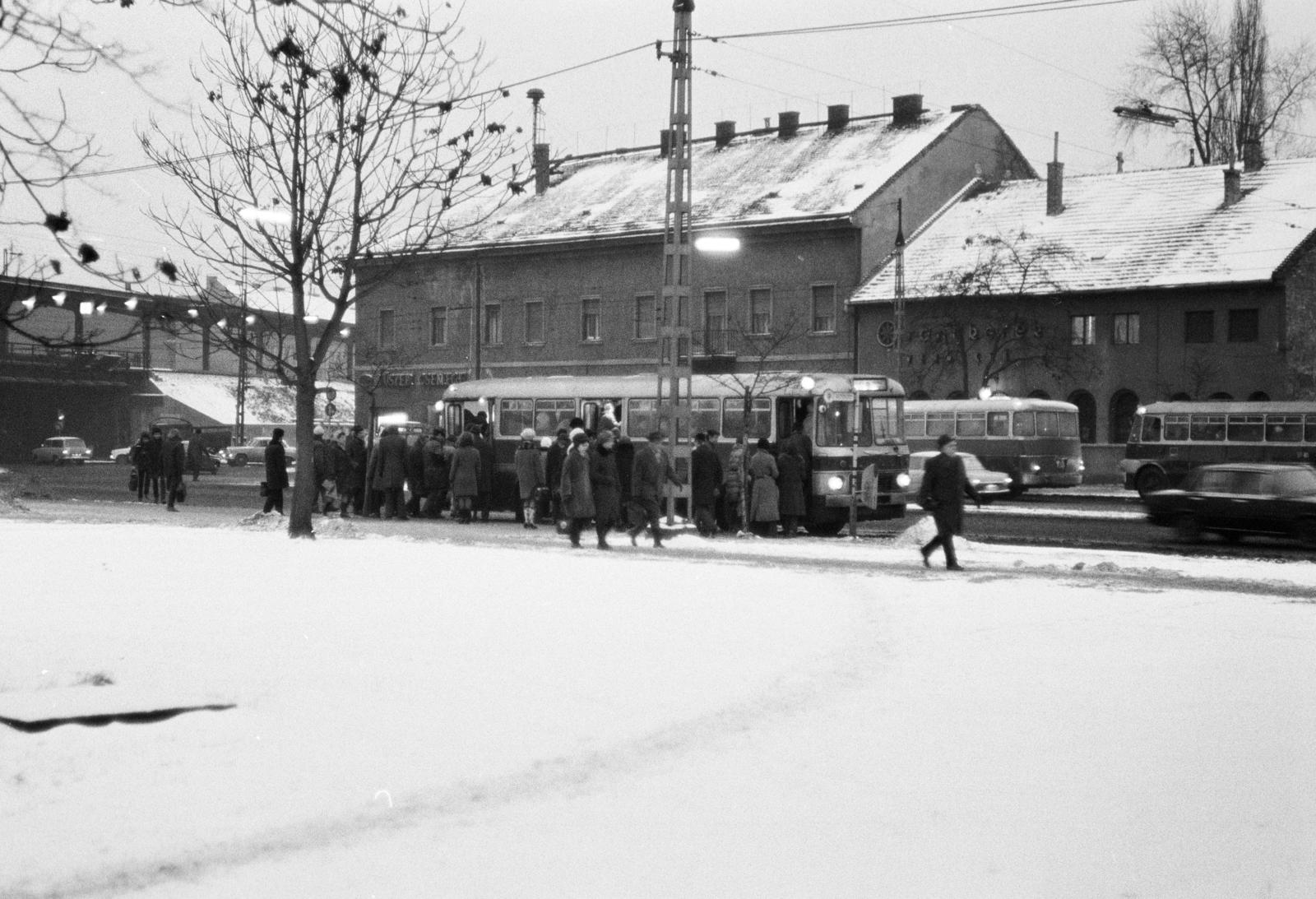 Magyarország, Budapest X., Kőbányai út, balra a Kőbánya alsó vasútállomás., 1972, Bencseky Mátyás, Budapest, autóbusz, sorbanállás, élelmiszerbolt, Fortepan #289797