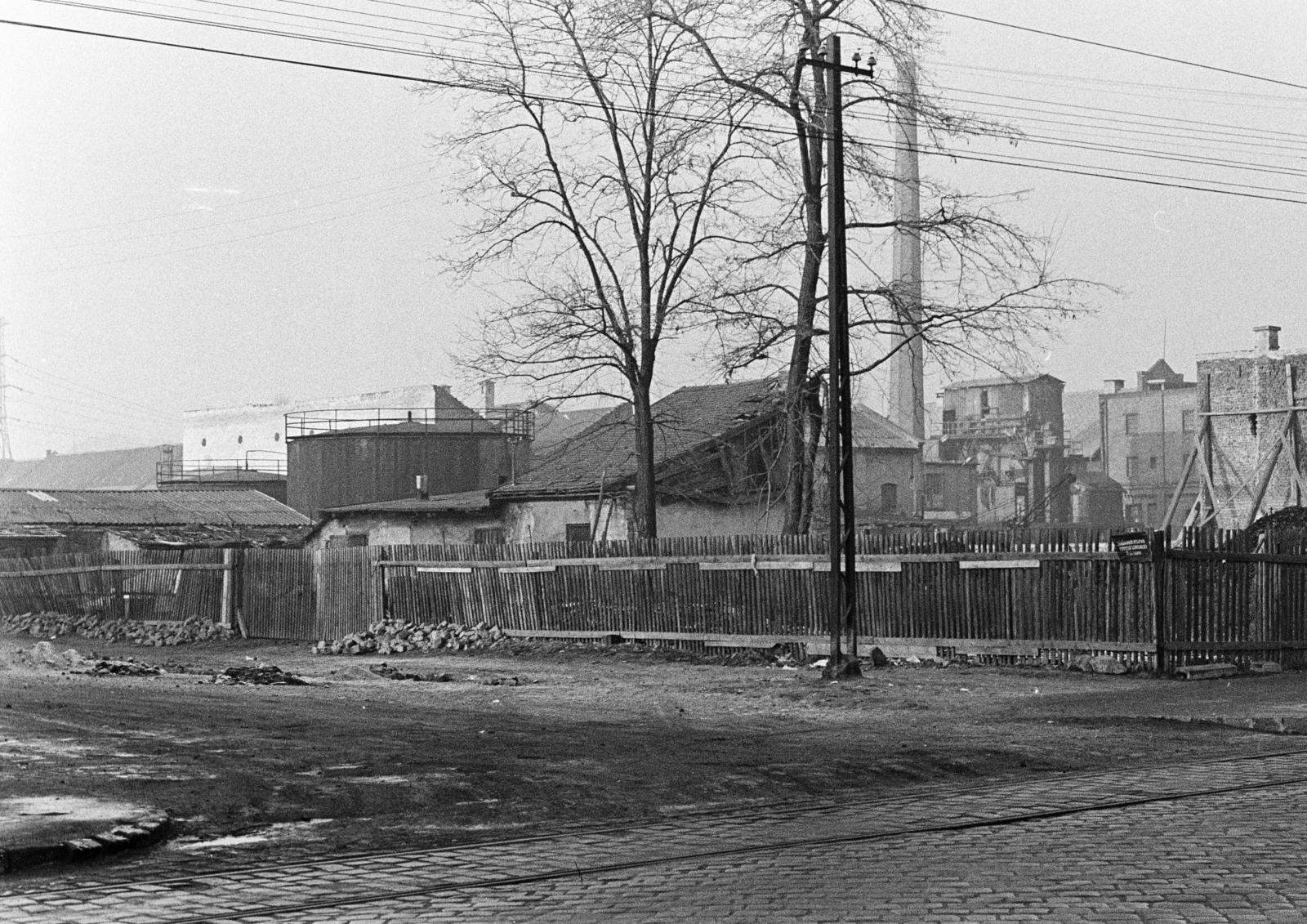 Hungary, Budapest IV., Váci út, jobbra a Nyitra utca - Duna sor - Tímár utca határolta iparterület., 1962, Bencseky Mátyás, Budapest, lath fence, factory chimney, Fortepan #289806