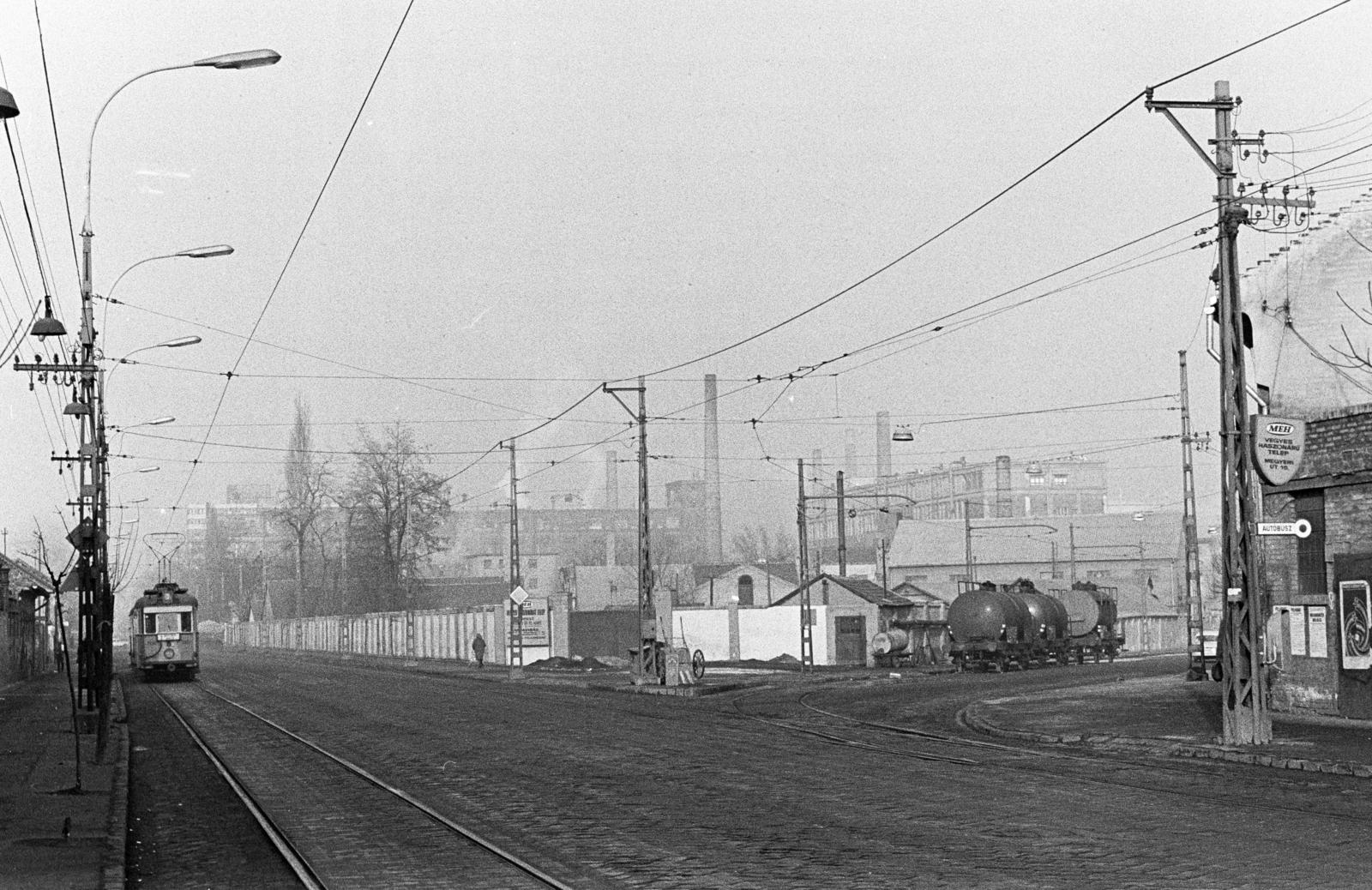 Magyarország, Budapest IV., Váci út, szemben a Tungsram épületei láthatók, jobbra a Megyeri út torkolata., 1969, Bencseky Mátyás, Budapest, villanyoszlop, tartálykocsi, sínpálya, Fortepan #289817