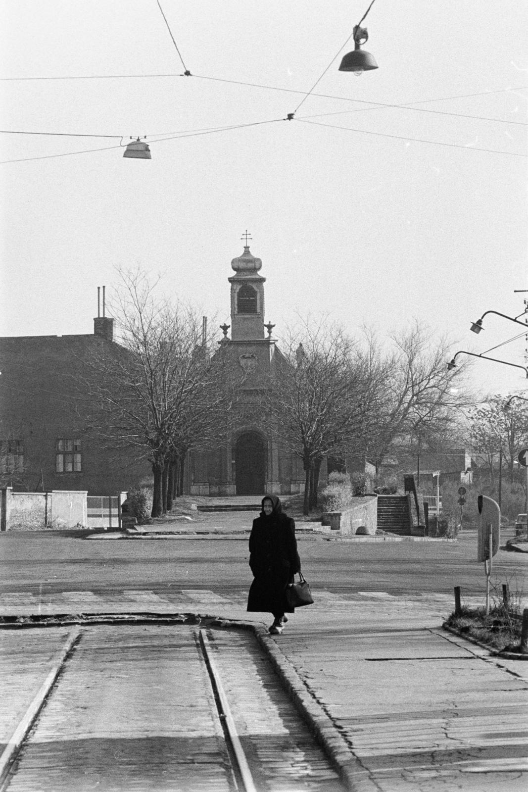 Magyarország, Budapest X., Kápolna tér, villamos végállomás, háttérben a Conti-kápolna., 1970, Bencseky Mátyás, Budapest, Görögkatolikus templom, Fortepan #289835