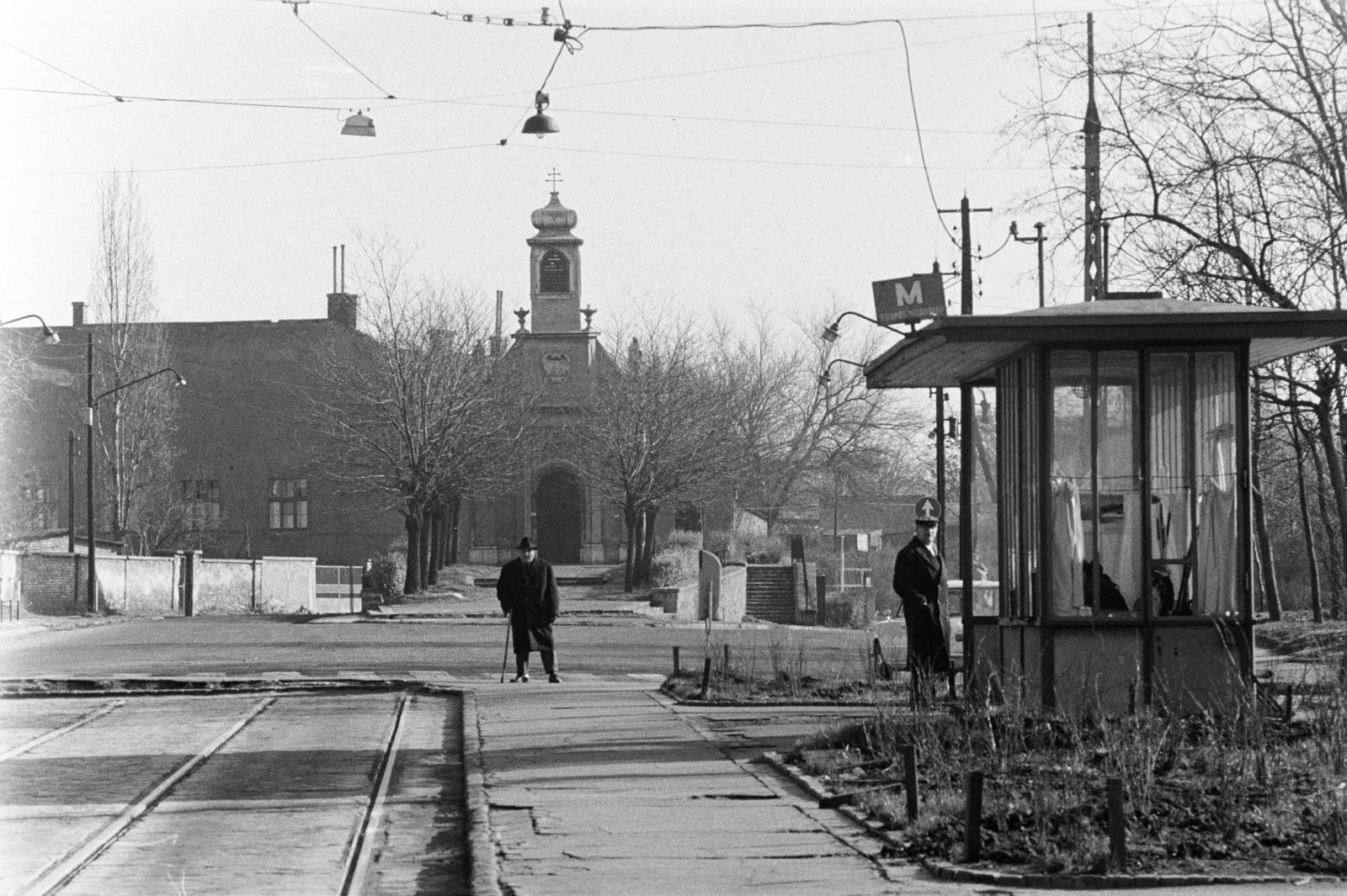 Magyarország, Budapest X., Kápolna tér, villamos végállomás, háttérben a Conti-kápolna., 1970, Bencseky Mátyás, Budapest, Fortepan #289836