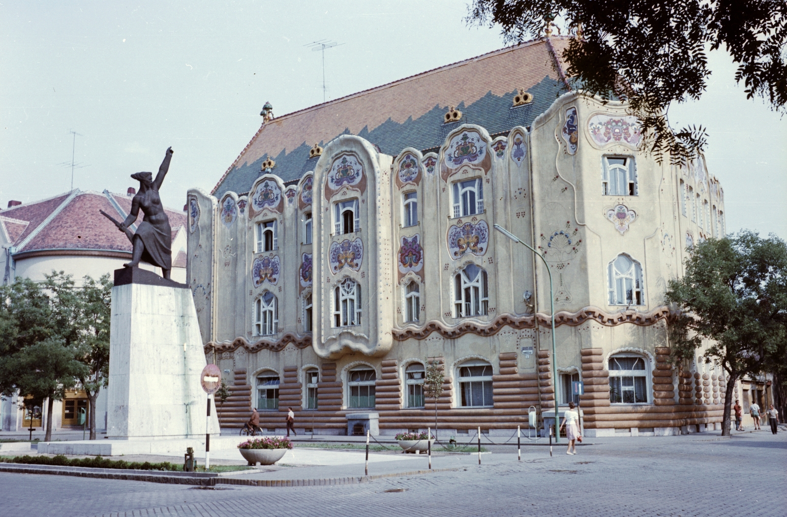 Hungary, Kecskemét, Rákóczi út - Szabadság tér sarok, Cifra-palota, előtérben a Tanácsköztársasági emlékmű (Herczeg Klára, 1959.), 1966, Építésügyi Dokumentációs és Információs Központ, VÁTI, colorful, monument, Secession, ceramics, Géza Márkus-design, Fortepan #28986