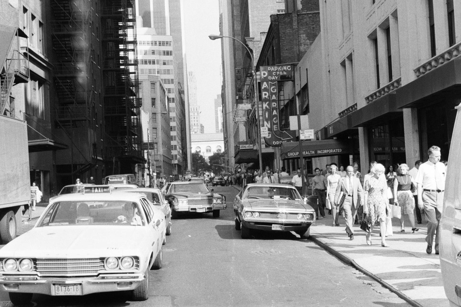 USA, New York, a W 41st Street 230 elől a 7th Avenue felé, jobbra a Herald Tribune Building, kicsit tovább a parkoló után a Billy Rose Theatre. Távolban a Bryant Park és a New York Public Library (NYPL) épülete látszik., 1974, Bencseky Mátyás, Fortepan #289873