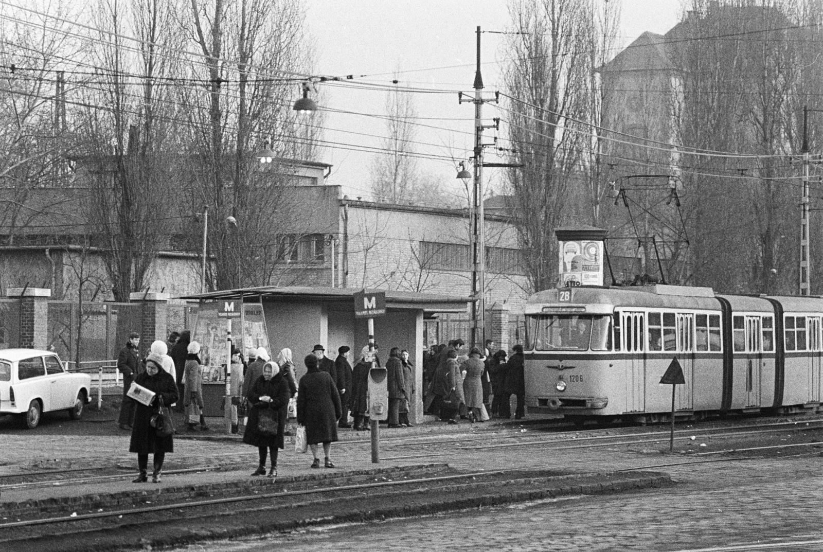 Magyarország, Budapest X., Maglódi út, villamosmegálló a Növényolaj és Szappangyár előtt. Jobbra a háttérben az általános iskola / szakközépiskola épülete látható., 1973, Bencseky Mátyás, Budapest, villamos, FVV CSM-2/CSM-4, Fortepan #289878