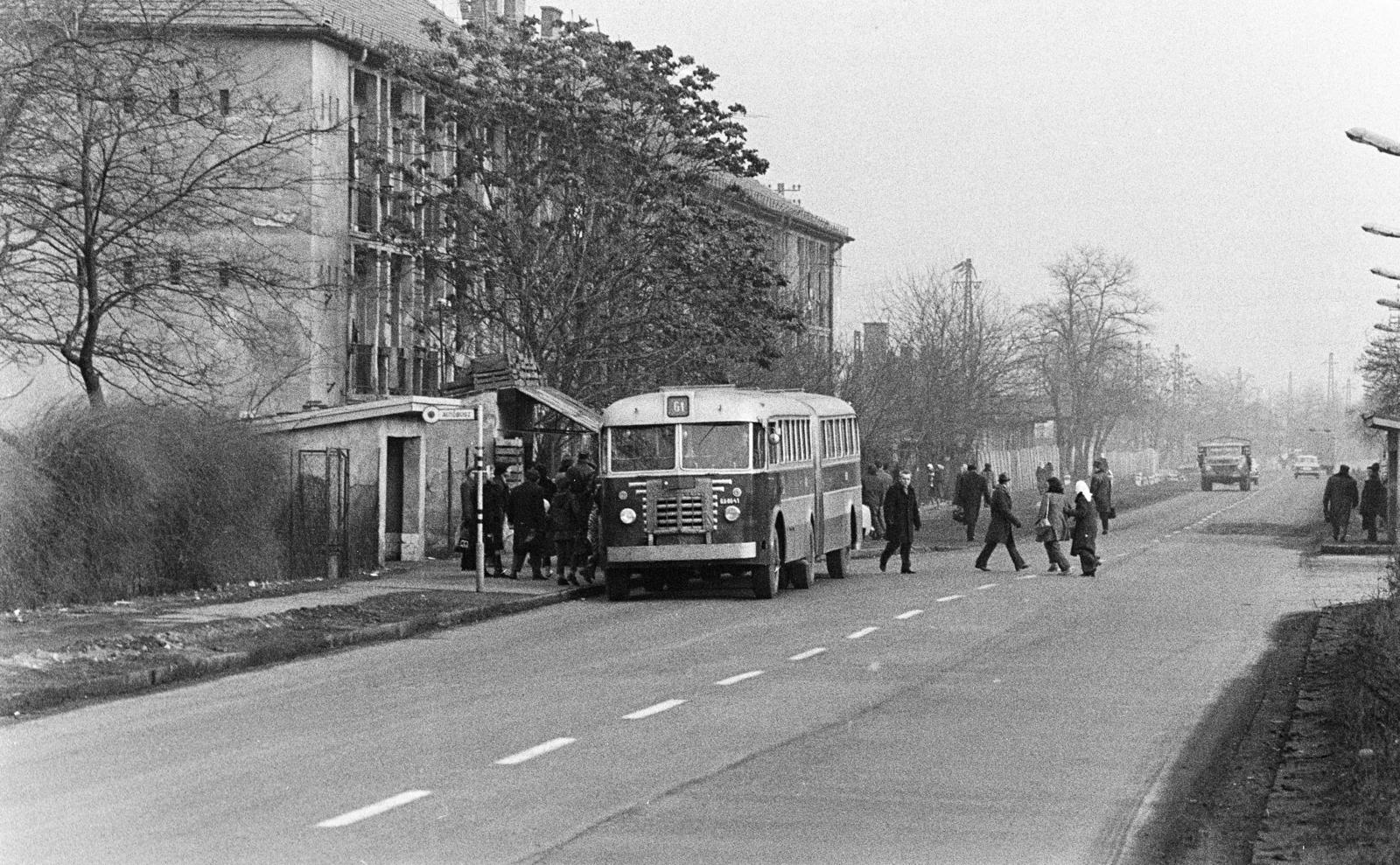 Magyarország, Budapest X., Jászberényi út, buszmegálló a Porcelán utca torkolatával szemben., 1973, Bencseky Mátyás, Budapest, csuklós busz, Fortepan #289879