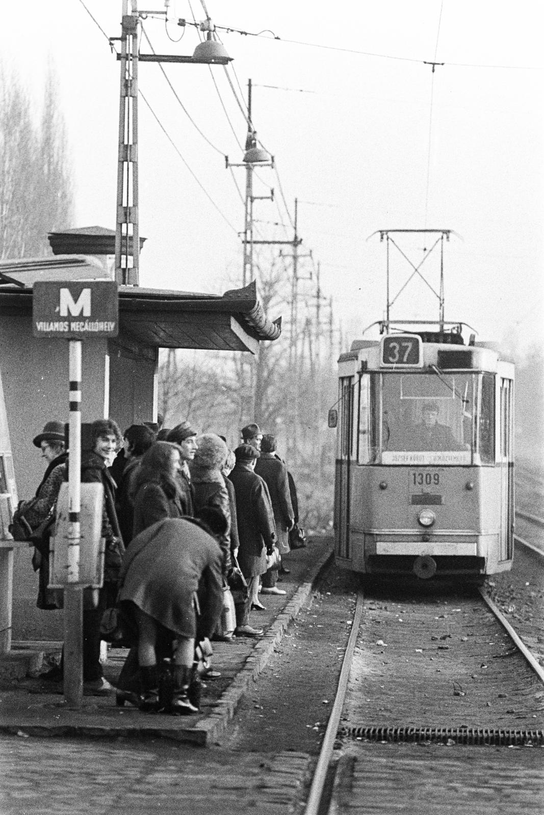 Hungary, Budapest X., Maglódi út, villamosmegálló a Növényolaj és Szappangyár előtt., 1973, Bencseky Mátyás, Budapest, Fortepan #289886