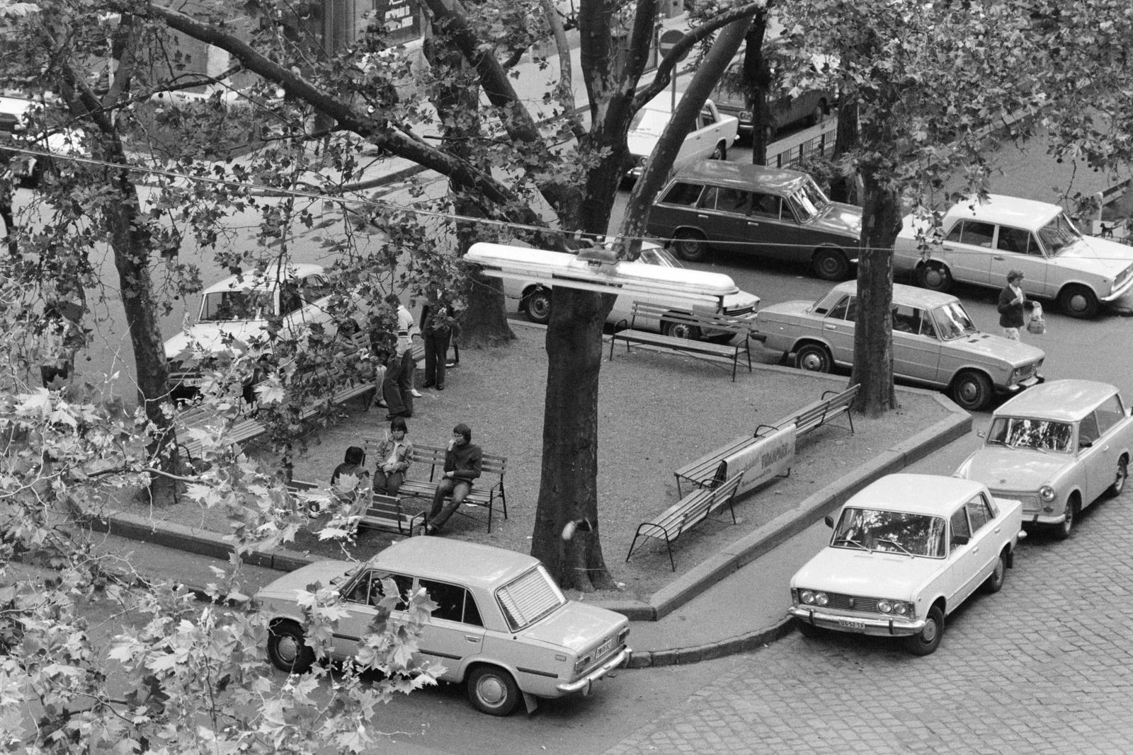 Magyarország, Budapest VI., Liszt Ferenc tér, kilátás a 10-es számú épületből, szemben a Paulay Ede utca sarkán álló épület látható., 1980, Bencseky Mátyás, Budapest, Fortepan #289888