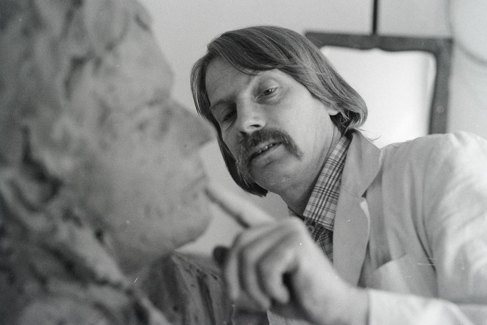 Hungary, a Károlyi-palotában, a Petőfi Irodalmi Múzeumban megrendezett "Ady-kép" című képzőművészeti kiállításra készülő kompozíció egyik szobrának agyagmintáján dolgozik Melocco Miklós szobrászművész., 1977, Bencseky Mátyás, moustache, sculptor, Fortepan #289896