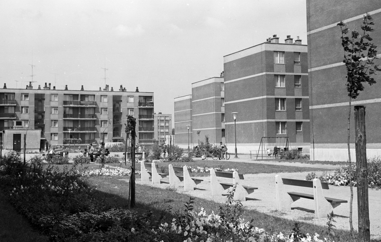 Magyarország, Kecskemét, Rávágy tér a Tizedes utca felől., 1966, Építésügyi Dokumentációs és Információs Központ, VÁTI, hinta, lakótelep, utcakép, pad, Fortepan #28990