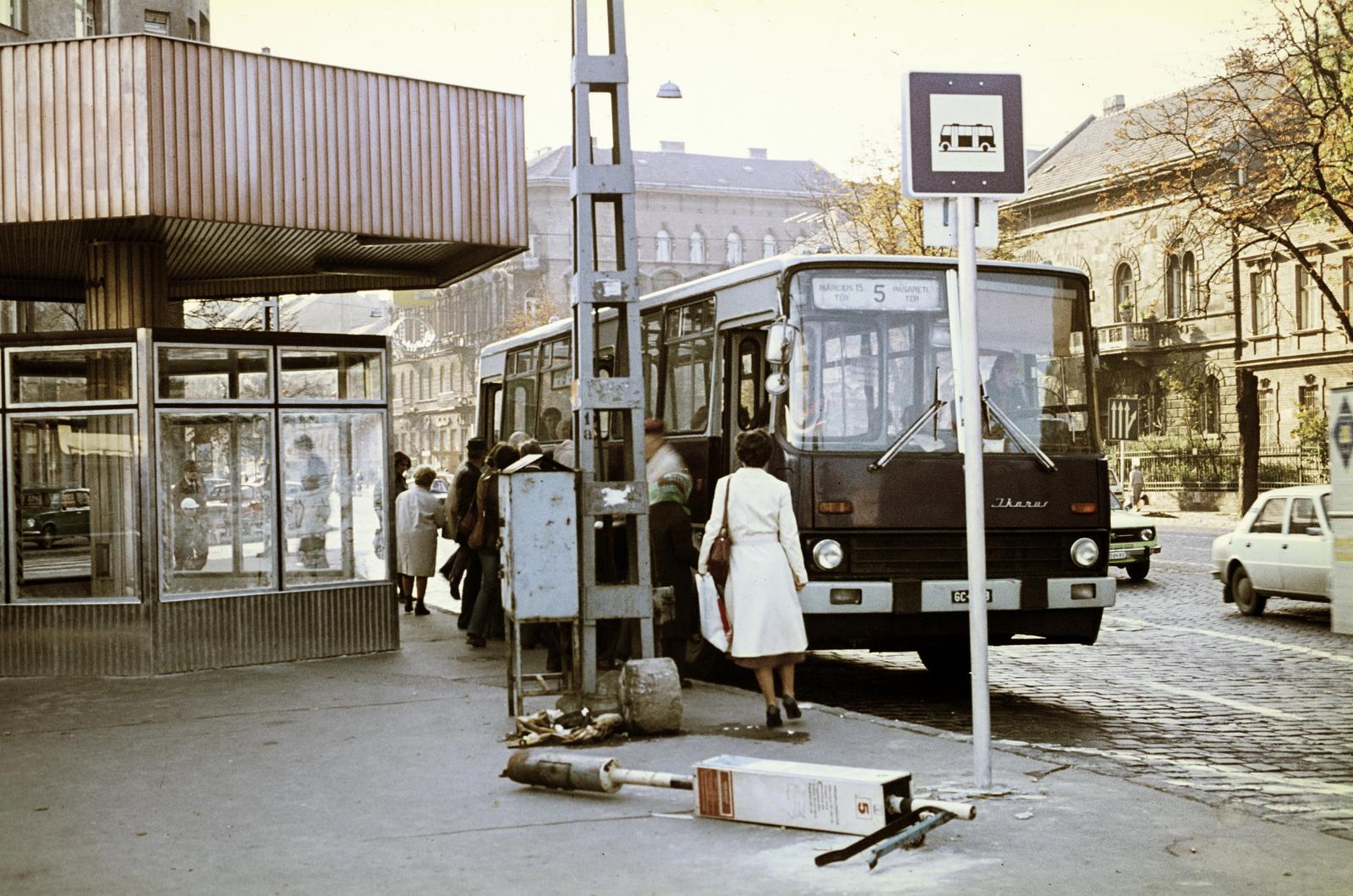 Magyarország, Budapest II.,Budapest XII., Széll Kálmán (Moszkva) tér, buszmegálló a Krisztina körútnál. Háttérben a Csaba utca sarkán álló ház látható., 1978, Bencseky Mátyás, Budapest, színes, Ikarus 260, viszonylatszám, autóbusz, Ikarus-márka, Fortepan #289917