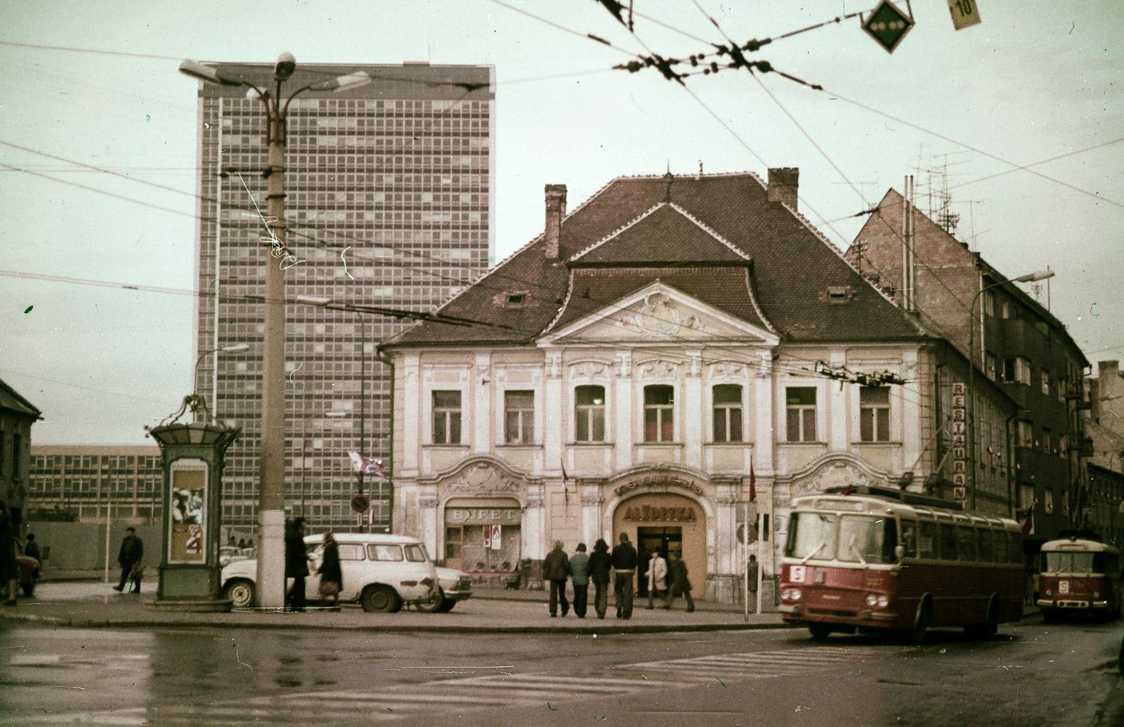 Szlovákia, Pozsony, Kollár tér (Kollárovo námestie), jobbra szemben a Mickiewiczova ulica (előzőleg Erzsébet utca / Alžbetina ulica)., 1967, Bencseky Mátyás, trolibusz, Skoda-márka, színes, Fortepan #289923