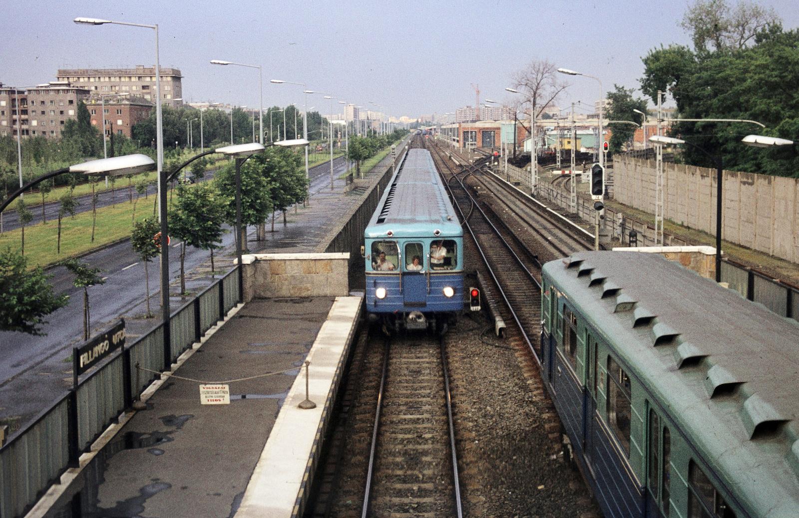 Magyarország, Budapest X., Pillangó utca, metróállomás, távolabb az Örs vezér tere / Fehér út metróvégállomás. Jobbra a metró Fehér úti járműtelepe és a Fehér úti főműhely (később BKV Vasúti Járműjavító Kft.)., 1974, Bencseky Mátyás, metró, metróállomás, Budapest, Fortepan #289926