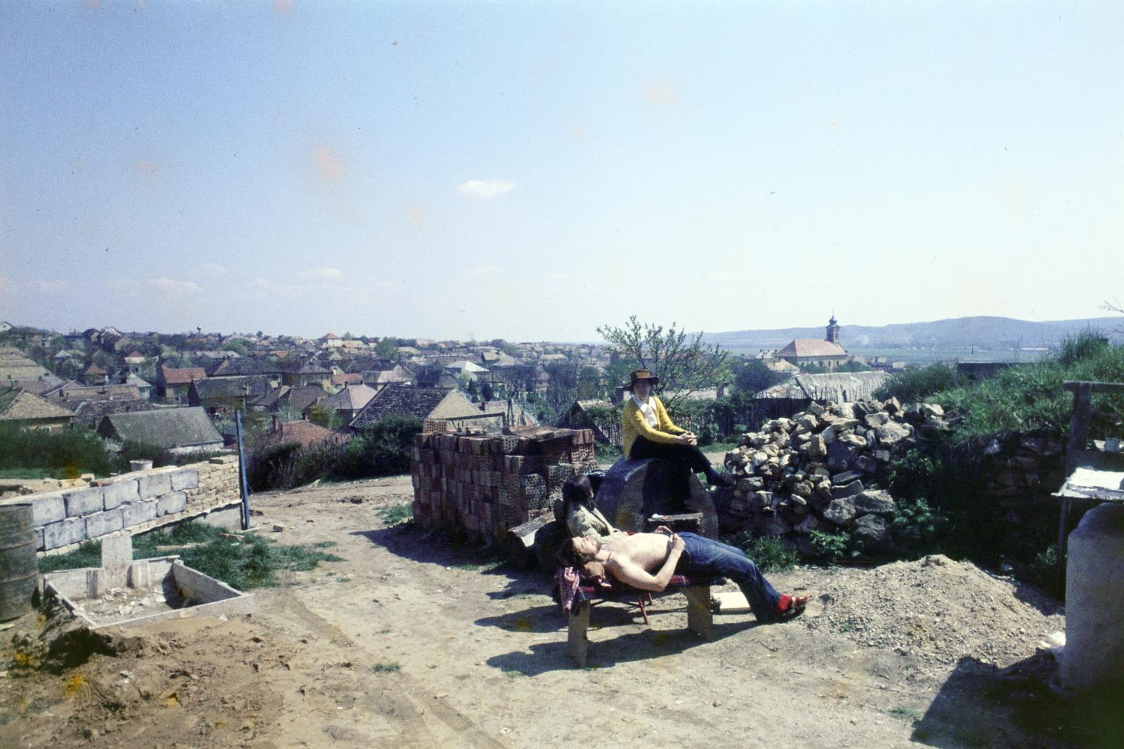 Hungary, Budaörs, kilátás az Ostor közből, a távolban a Templom téren a Nepomuki Szent János-templom., 1974, Bencseky Mátyás, Fortepan #289927