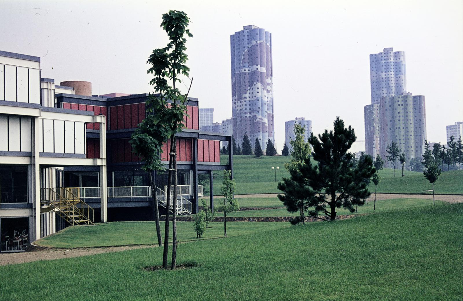 Franciaország, Nanterre, Parc André Malraux, balra az építészeti iskola, szemben az Aillaud-tornyok., 1978, Bencseky Mátyás, színes, pázsit, felhőkarcoló, modern építészet, Fortepan #289928