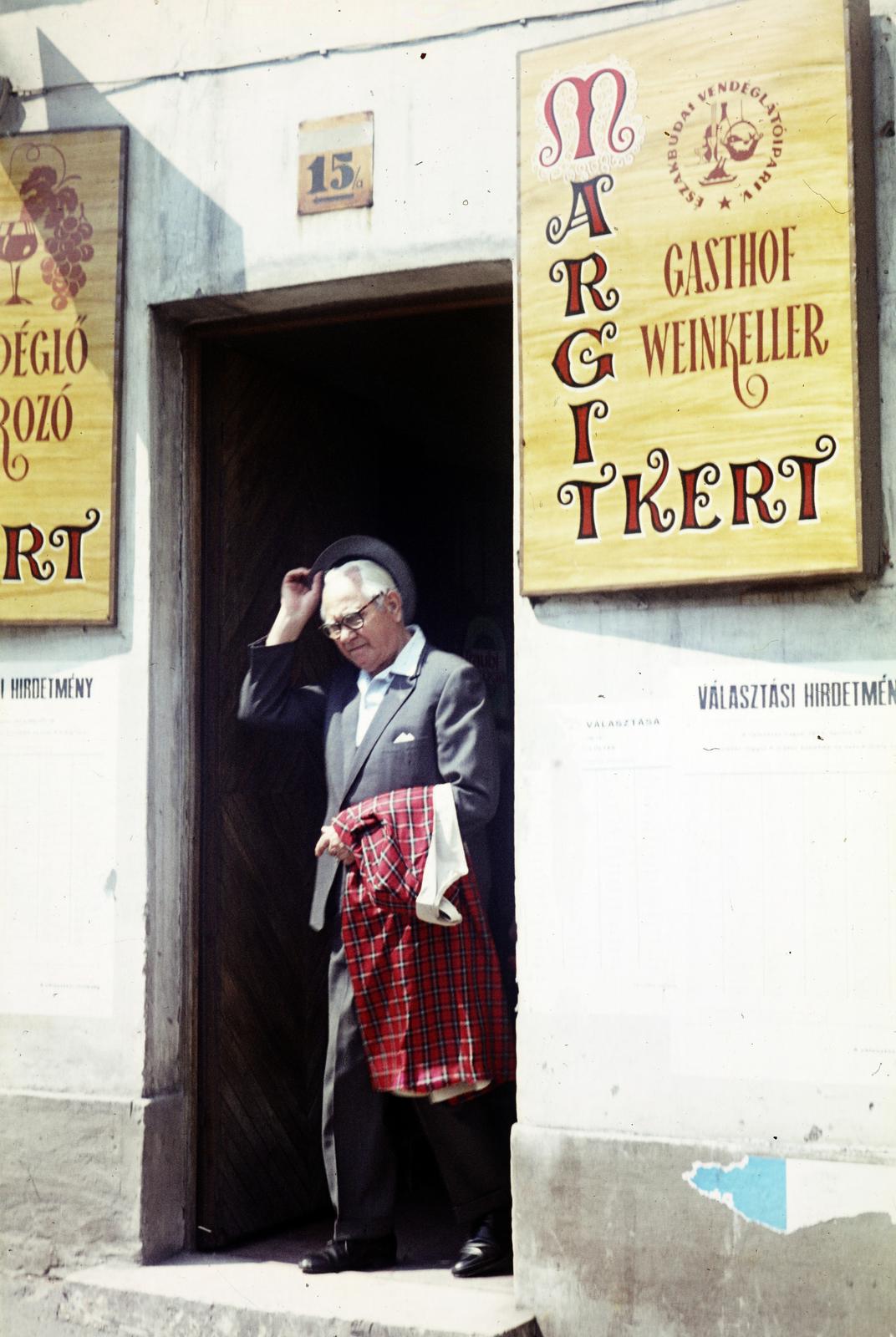 Hungary, Budapest II., Margit utca 15/a, Margitkert vendéglő., 1970, Bencseky Mátyás, store display, pub, colorful, Budapest, Fortepan #289929