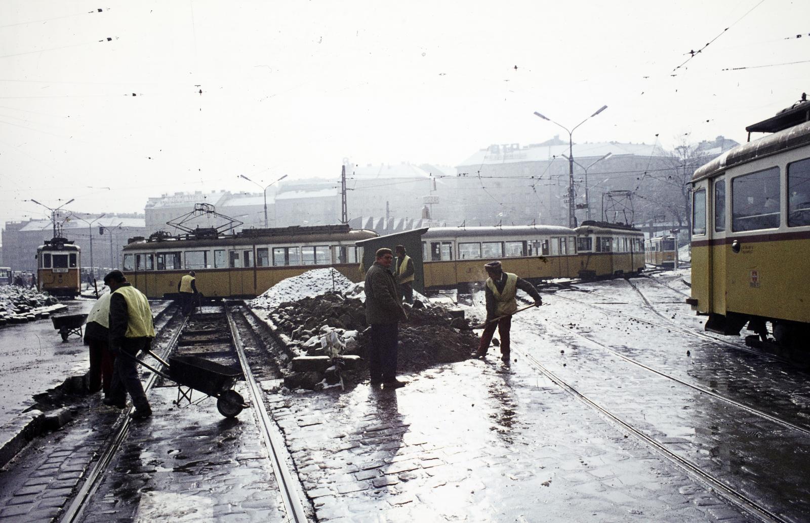 Hungary, Budapest II.,Budapest I., Széll Kálmán tér, háttérben a Vérmező út házsora., 1980, Bencseky Mátyás, Budapest, Fortepan #289936