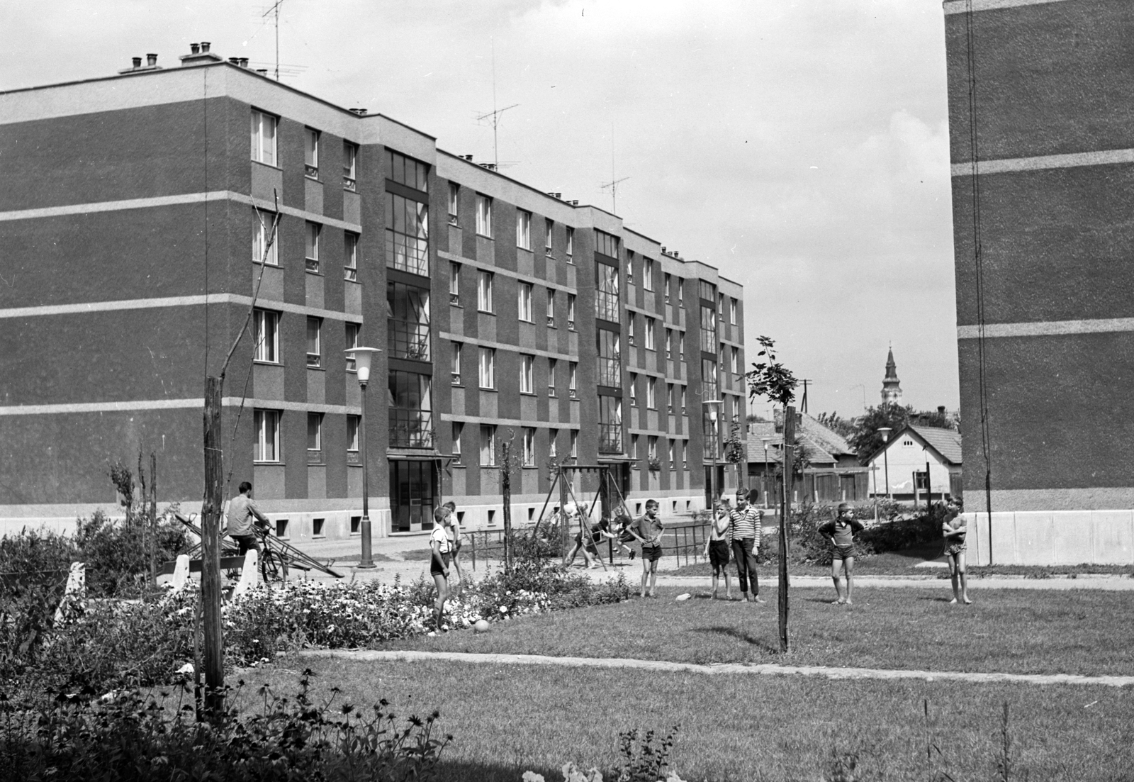 Magyarország, Kecskemét, Rávágy tér a Magyar utca felé nézve., 1966, Építésügyi Dokumentációs és Információs Központ, VÁTI, hinta, lakótelep, gyerekek, Fortepan #28994