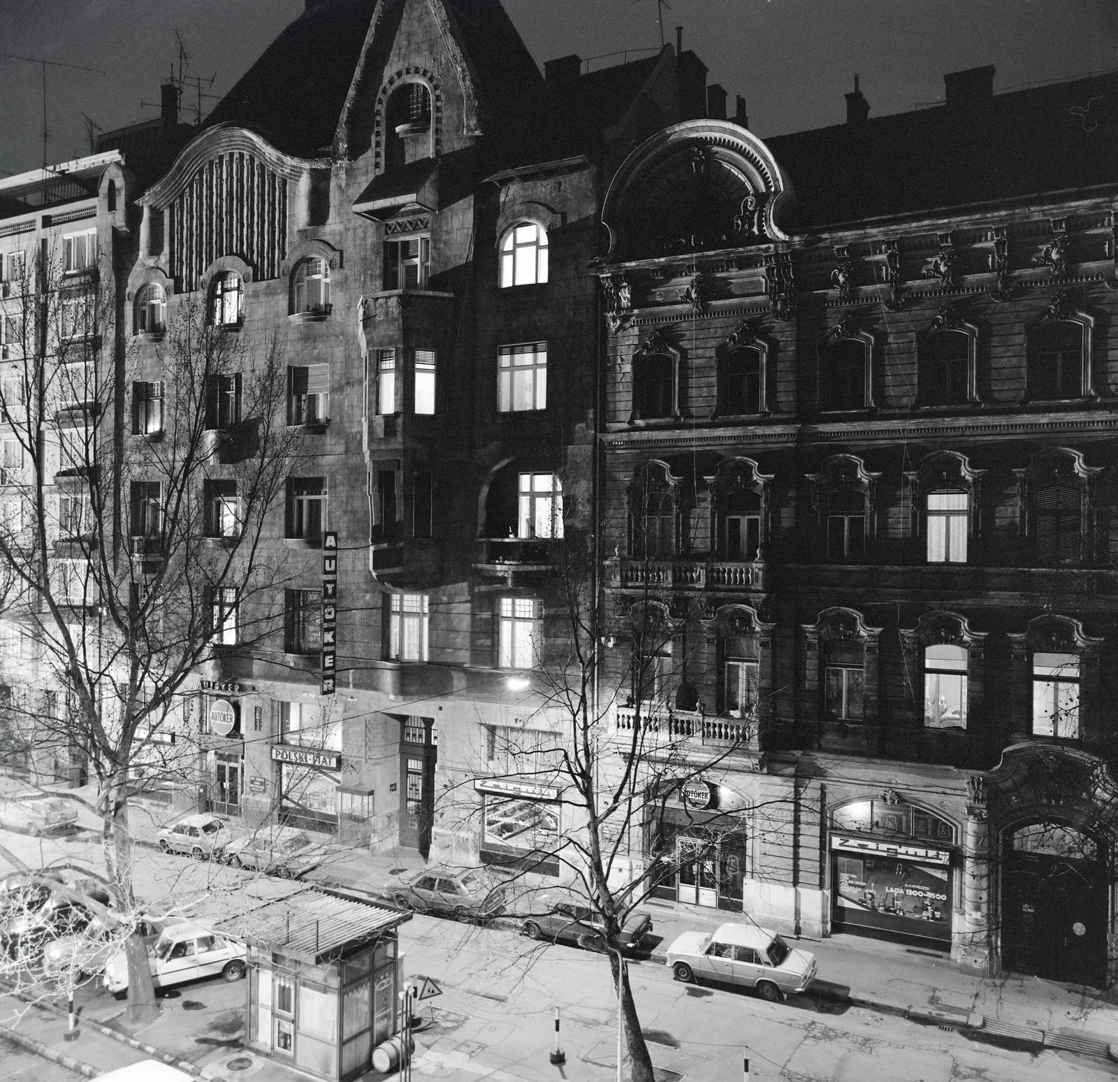 Hungary, Budapest VI., Liszt Ferenc tér, kilátás a 10-es számú épületből, a túloldalon az 5-ös és a 4-es számú ház látható., 1980, Bencseky Mátyás, State-Onwed Car and Parts Trading Co, night, Budapest, Fortepan #289954