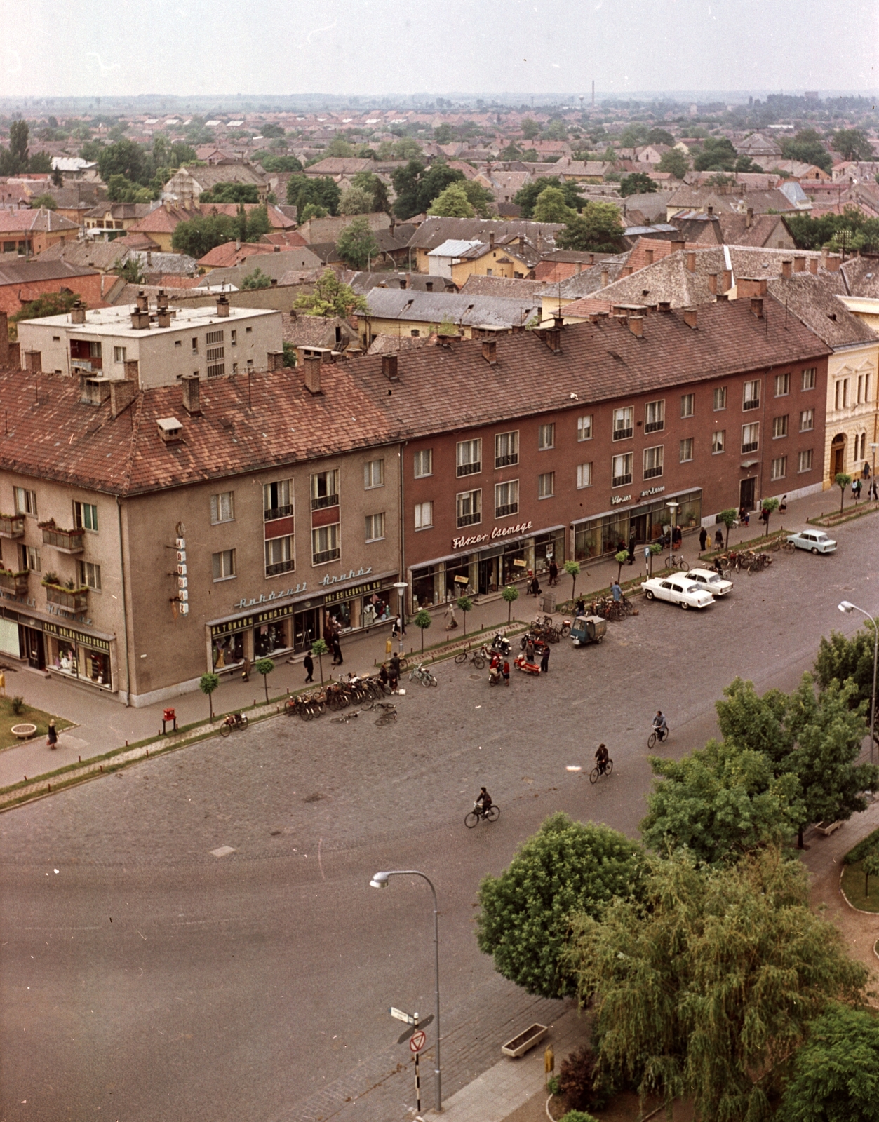 Hungary, Nagykőrös, Szabadság tér 2. és 4. a református templom tornyából., 1968, Építésügyi Dokumentációs és Információs Központ, VÁTI, colorful, bicycle, Fortepan #28996