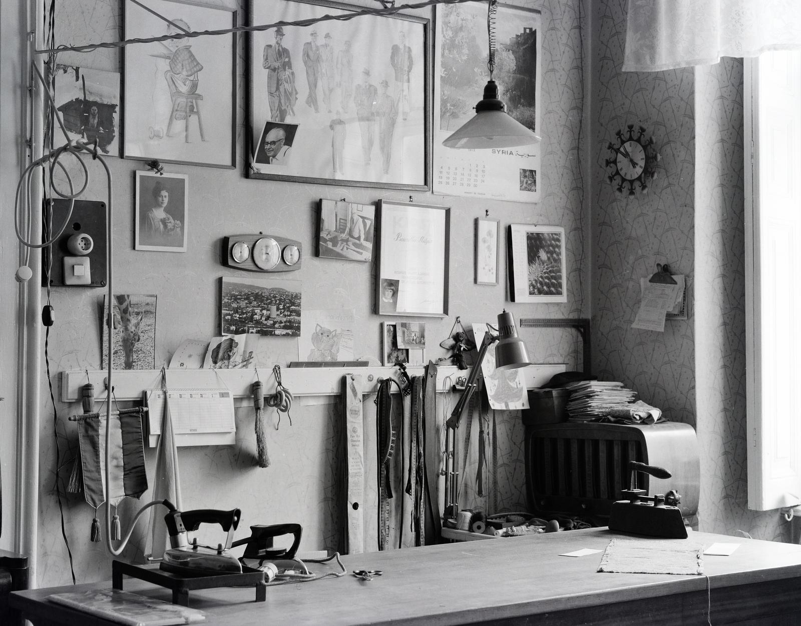 Magyarország, Budapest VI., Liszt Ferenc tér 10., Bencsetler Mátyás szabó kisiparos lakása / műhelye., 1984, Bencseky Mátyás, Budapest, asztal, asztali naptár, falióra, Fortepan #289961