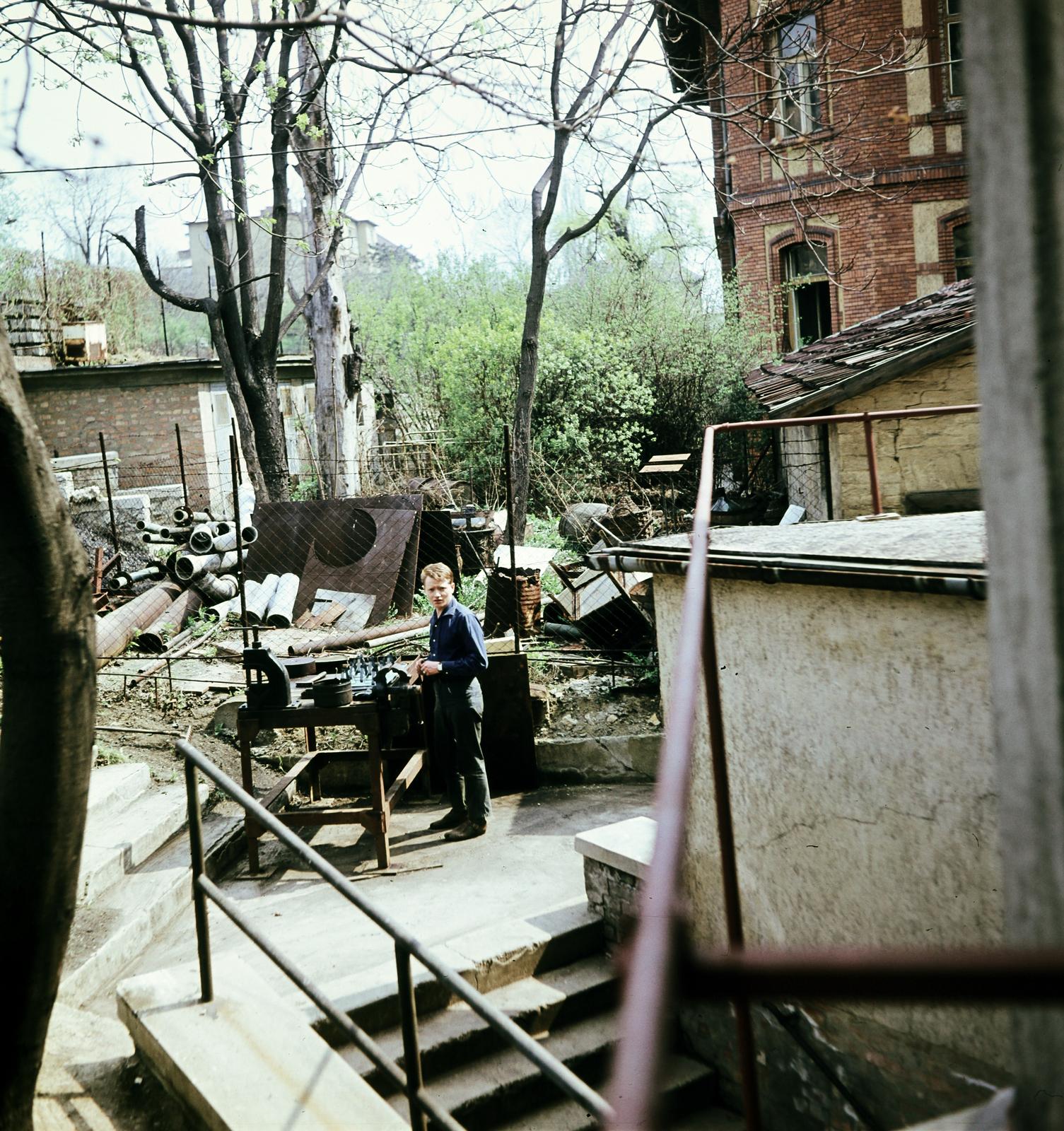 Hungary, Budapest II., Herman Ottó utca 15., a felvétel a a Magyar Tudományos Akadémia Talajtani és Agrokémiai Kutatóintézetének egyik épülete előtt készült., 1975, Bencseky Mátyás, Budapest, Fortepan #289971