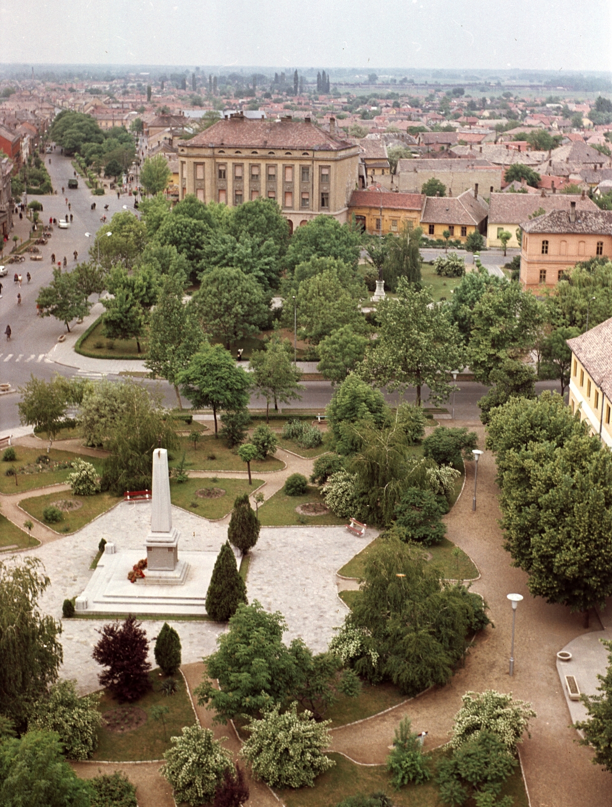 Hungary, Nagykőrös, Szabadság tér a református templom tornyából, háttérben a Postapalota., 1968, Építésügyi Dokumentációs és Információs Központ, VÁTI, colorful, Fortepan #28999