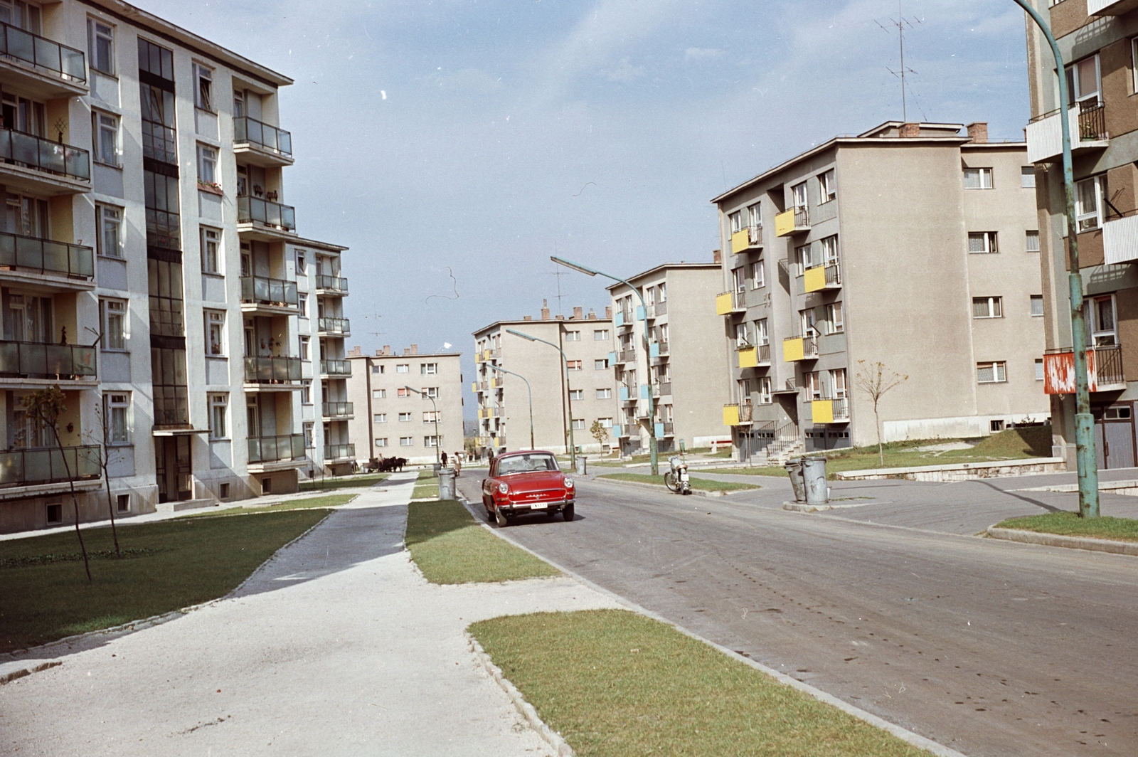 Hungary, Tata-Tóváros, Újvárosi lakótelep, Kós Károly (Schönherz Zoltán) utca., 1965, Építésügyi Dokumentációs és Információs Központ, VÁTI, colorful, Czechoslovak brand, Skoda-brand, lamp post, dustbin, automobile, Fortepan #29004