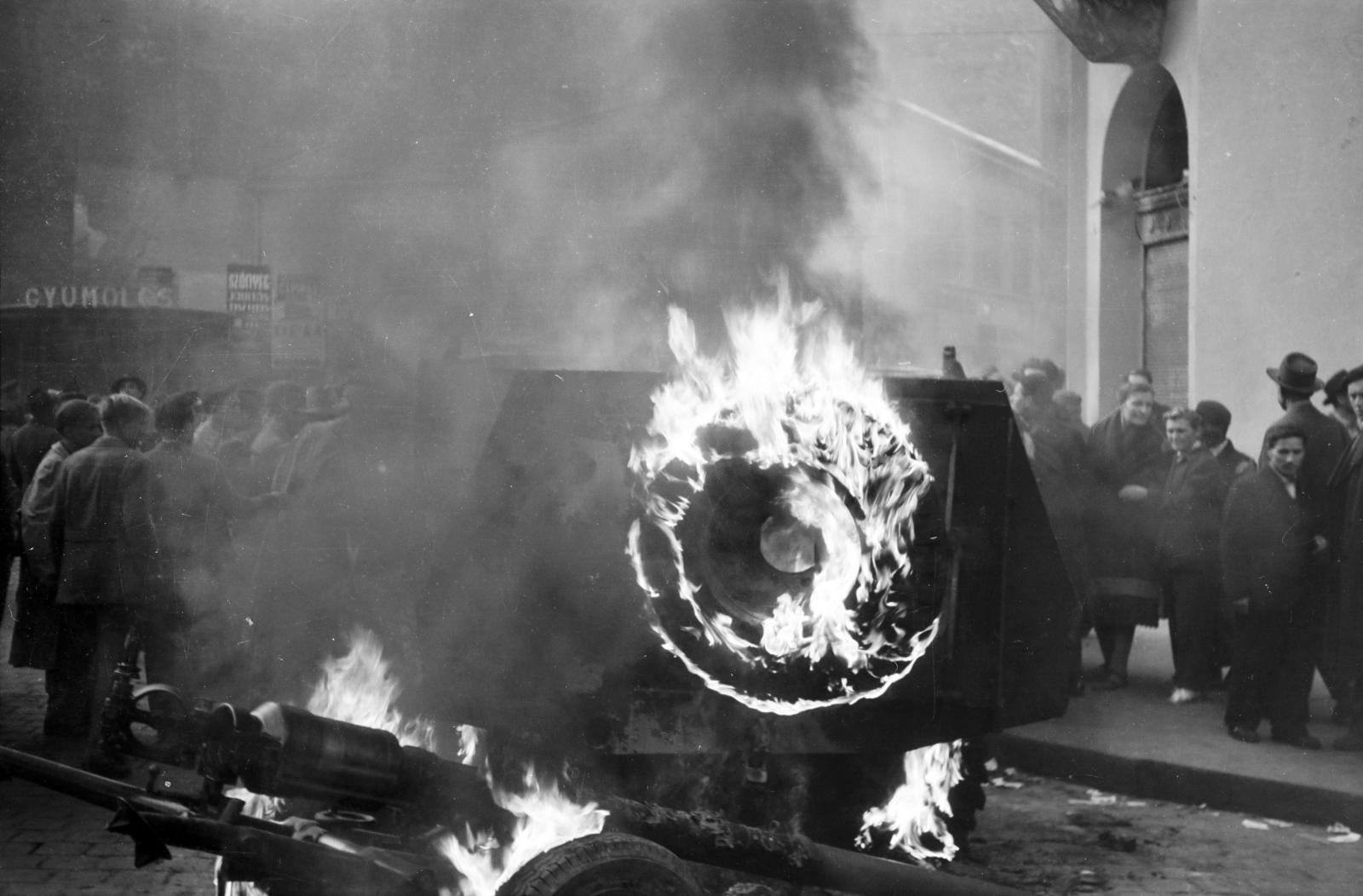 Magyarország, Budapest VII., Rákóczi út - Akácfa utca sarok. Felgyújtott szovjet BTR-152 páncélozott lövészszállító jármű és egy aknavető., 1956, Fóti István örökösei, Budapest, forradalom, járműroncs, Fortepan #290045