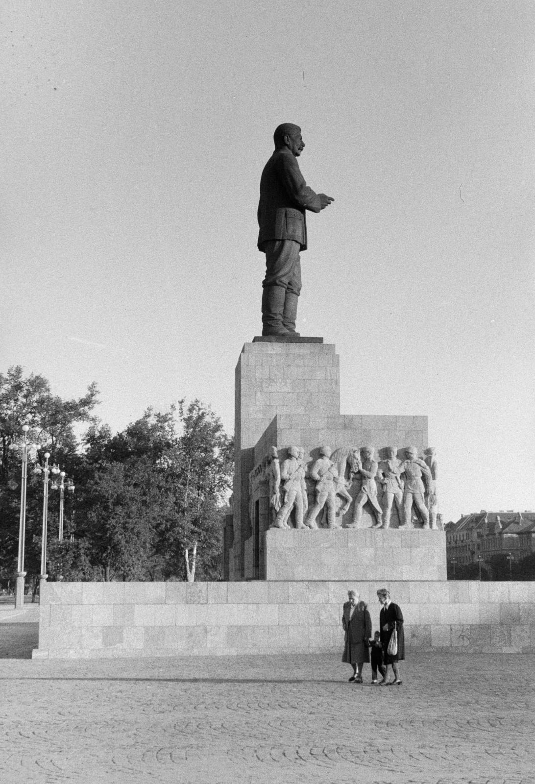 Hungary, Budapest XIV., Ötvenhatosok tere (Sztálin tér), a Sztálin szobor. A felvétel 1956. szeptember 23-án készült., 1956, Fóti István örökösei, Budapest, Fortepan #290048