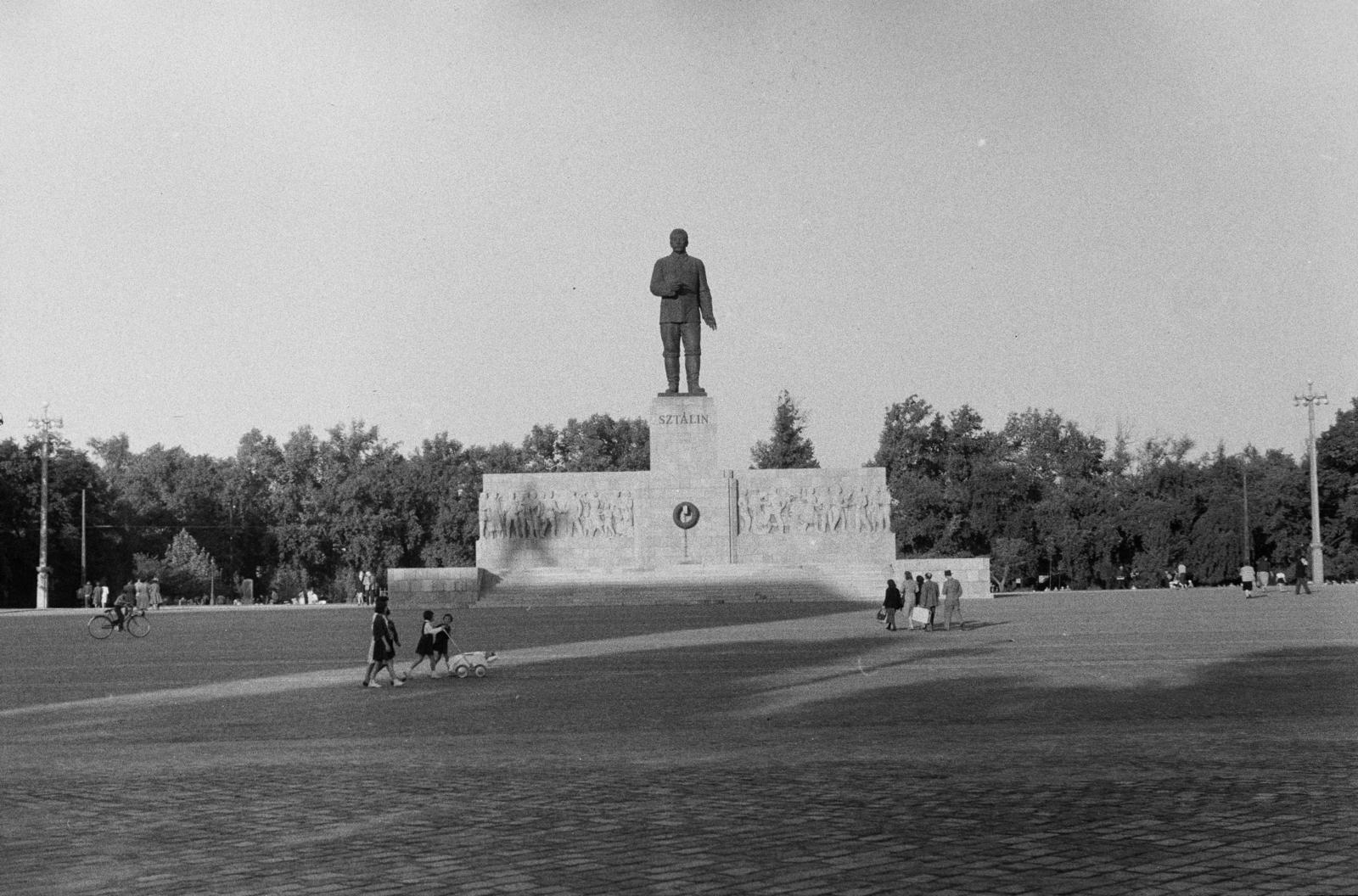 Magyarország, Budapest XIV., Ötvenhatosok tere (Sztálin tér), a Sztálin szobor. A felvétel 1956. szeptember 23-án készült., 1956, Fóti István örökösei, Budapest, Fortepan #290050