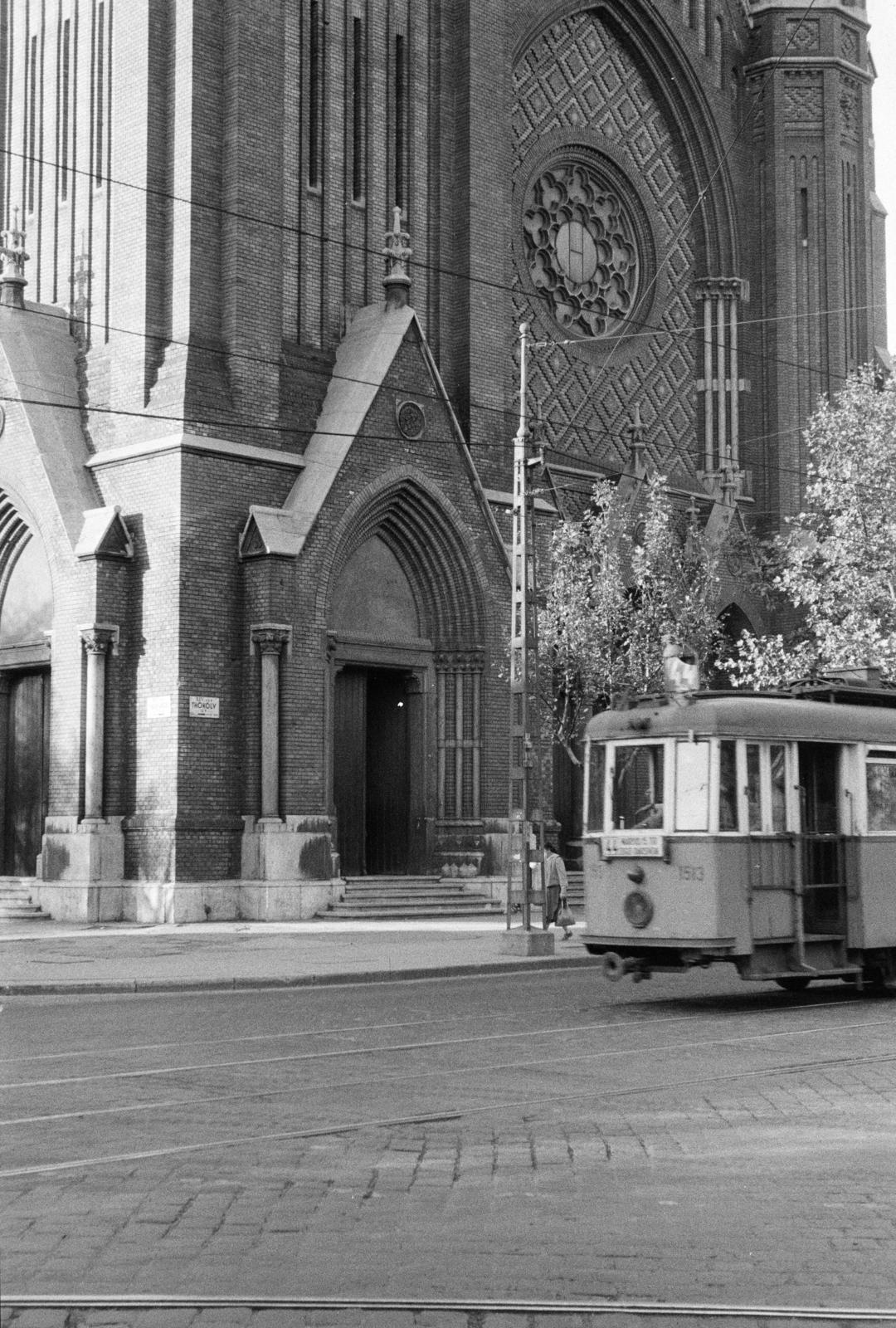 Hungary, Budapest XIV., Thököly út, szemben Rózsafüzér Királynéja-templom, balra a Cházár András utca torkolata. A felvétel 1956. szeptember 23-án készült., 1956, Fóti István örökösei, Budapest, tram, Fortepan #290051