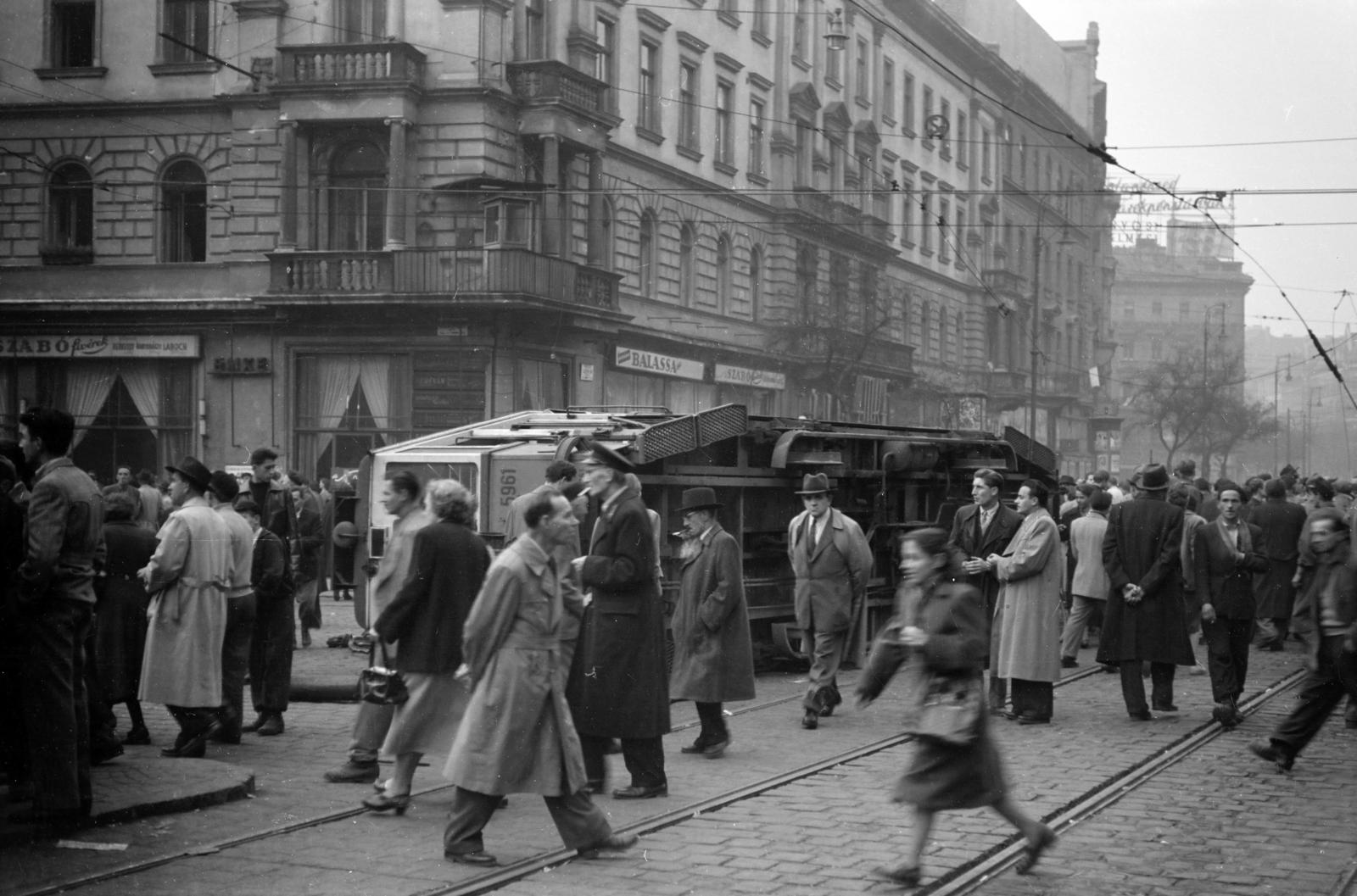 Magyarország, Budapest VII.,Budapest VIII., Nagykörút - Rákóczi út kereszteződés egy felborított villamos mögött az Emke-ház látható., 1956, Fóti István örökösei, Budapest, forradalom, járműroncs, Fortepan #290055