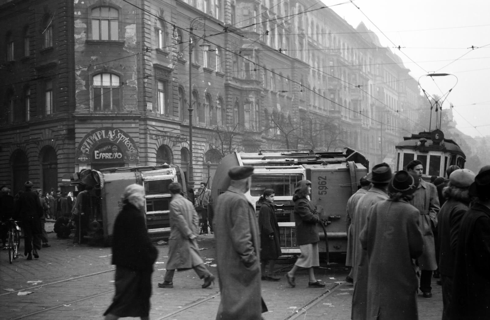 Magyarország, Budapest VIII., József körút, felborított villamosok a Népszínház utca torkolatánál, háttérben a Szimpla eszpresszó., 1956, Fóti István örökösei, Budapest, forradalom, járműroncs, Fortepan #290056