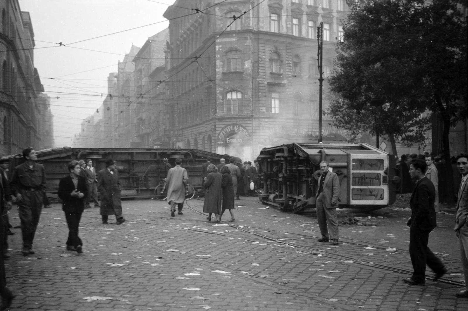 Magyarország, Budapest VIII., Blaha Lujza tér, felborított villamosok a József körútnál. Háttérben a Népszínház utca torkolata és a Szimpla eszpresszó látható., 1956, Fóti István örökösei, Budapest, forradalom, járműroncs, Fortepan #290057