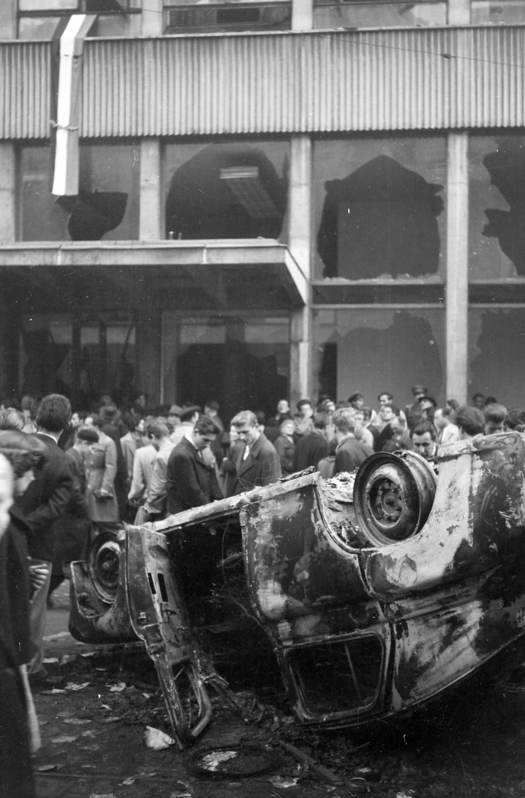 Magyarország, Budapest VIII., Blaha Lujza tér, kiégett személygépkocsi a Szabad Nép székháza előtt., 1956, Fóti István örökösei, Budapest, forradalom, járműroncs, Fortepan #290058