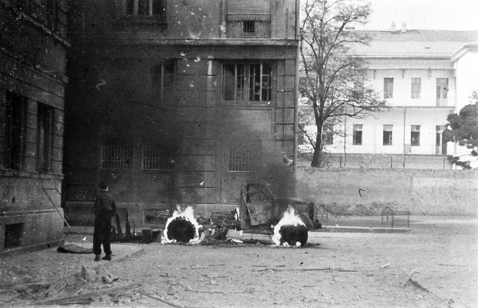 Magyarország, Budapest IX., Markusovszky (Úttörő) tér, lángoló teherautó a későbbi Biblia utcánál., 1956, Fóti István örökösei, Budapest, forradalom, járműroncs, Fortepan #290071