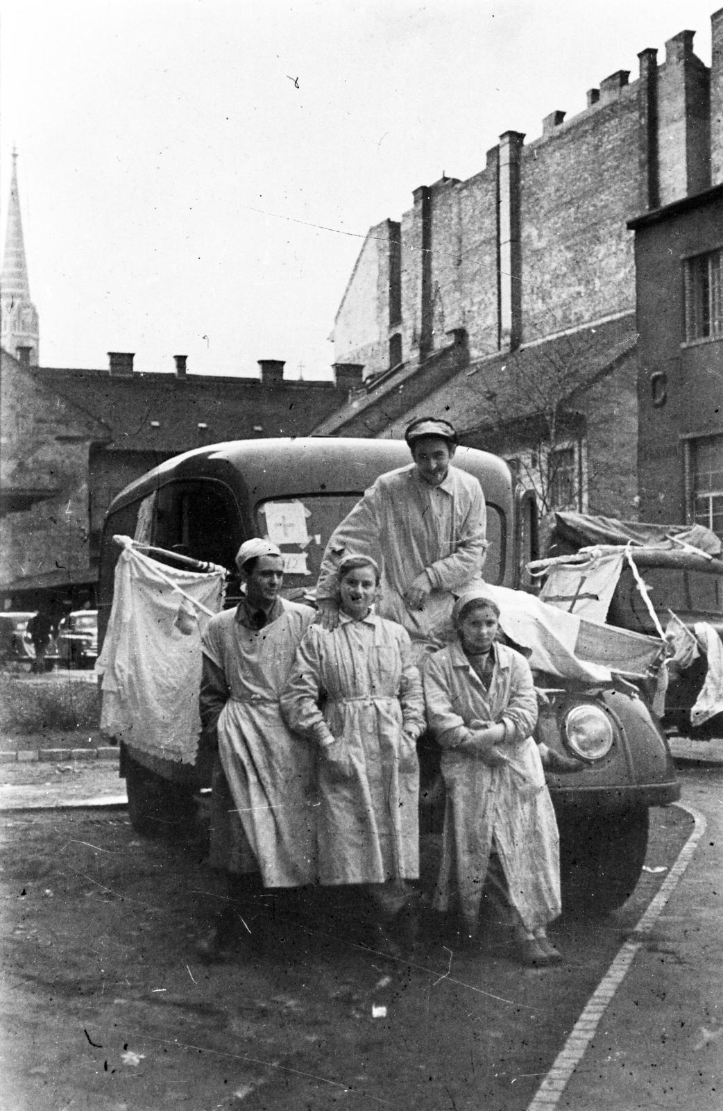 Hungary, Budapest VII., Péterfy Sándor utca 8-20., a kórház (később Péterfy Sándor Utcai Kórház Rendelőintézet és Baleseti Központ) udvarán áll a forradalmárok által használt mentőautó. Háttérben balra a háttérben az Árpád-házi Szent Erzsébet-templom tornya látszik., 1956, Fóti István örökösei, Budapest, revolution, Fortepan #290072