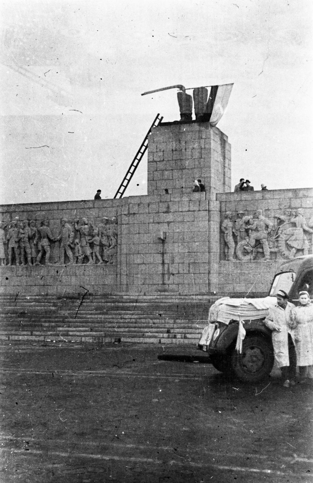 Magyarország, Budapest XIV., Ötvenhatosok tere (Sztálin tér), a ledöntött Sztálin szobor talapzata előtt áll a forradalmárok által használt mentőautó., 1956, Fóti István örökösei, Budapest, forradalom, Fortepan #290073