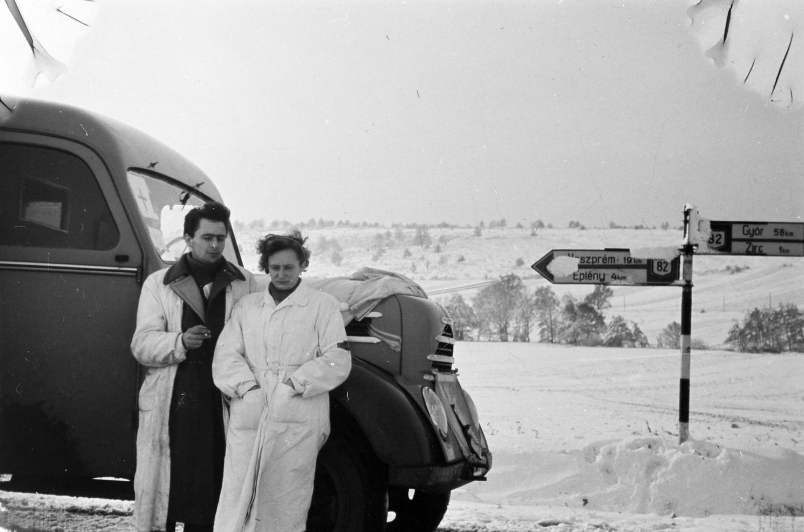 Magyarország, a forradalmárok által használt mentőautó a Zirc határában lévő útelágazásnál áll.., 1956, Fóti István örökösei, forradalom, Robur Garant, Fortepan #290076