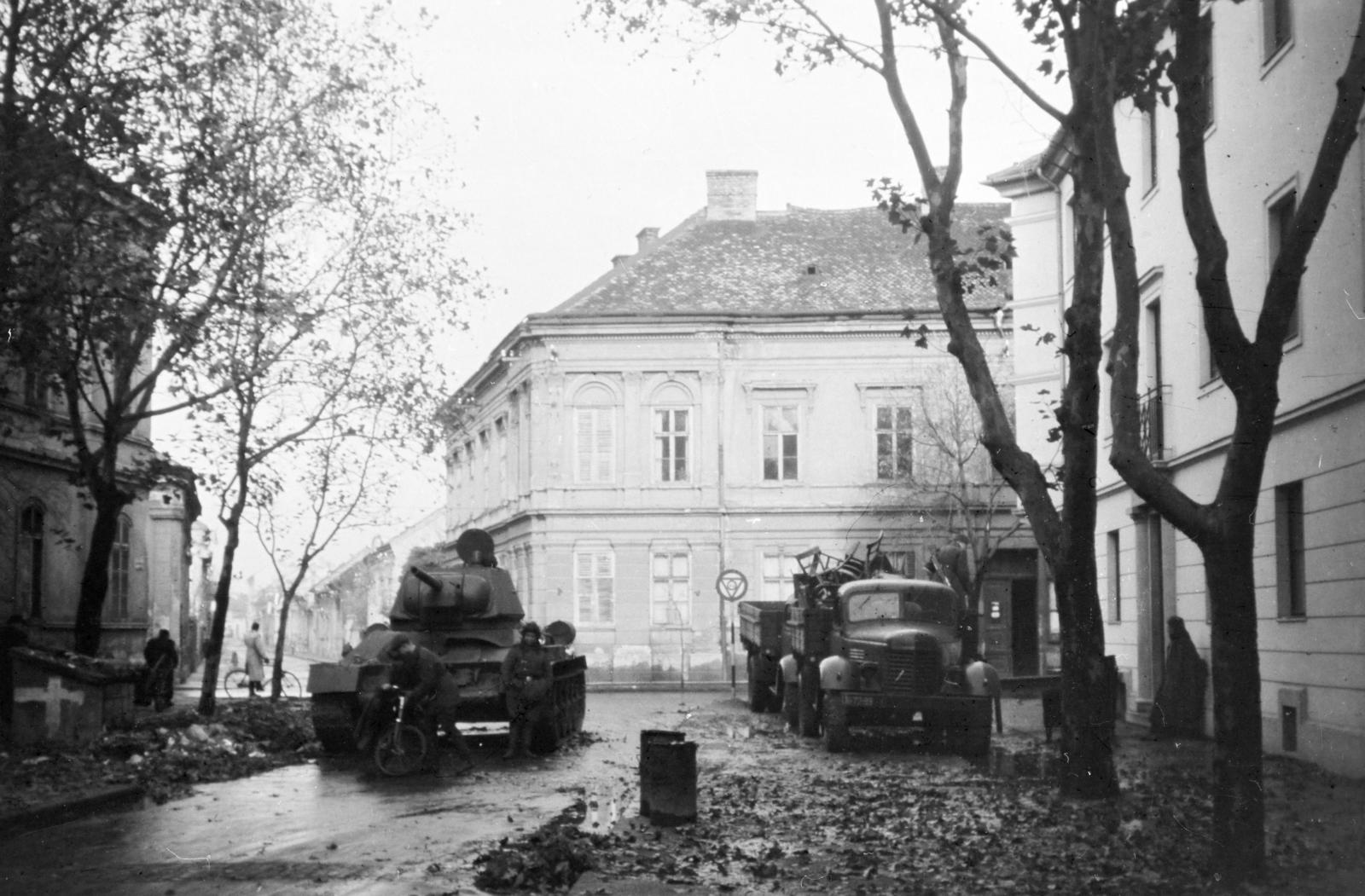 Magyarország, Székesfehérvár, Gyümölcs (Schönherz Zoltán) utca, a harckocsi a Budai út (Vöröshadsereg útja) kereszteződésnél áll., 1956, Fóti István örökösei, forradalom, T-34 tank, harckocsi, Zisz-150, Fortepan #290077
