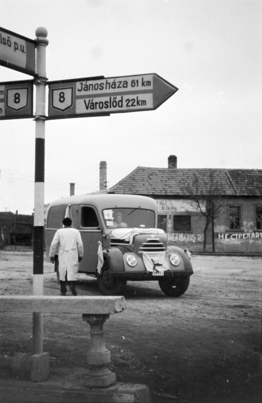 Magyarország, Veszprém, Budapest út (Köztársaság tér) a forradalmárok által használt mentőautó a Jutasi úti (Felszabadulás útja) elágazásnál áll., 1956, Fóti István örökösei, forradalom, Robur Garant, rendszám, útjelző tábla, Fortepan #290079
