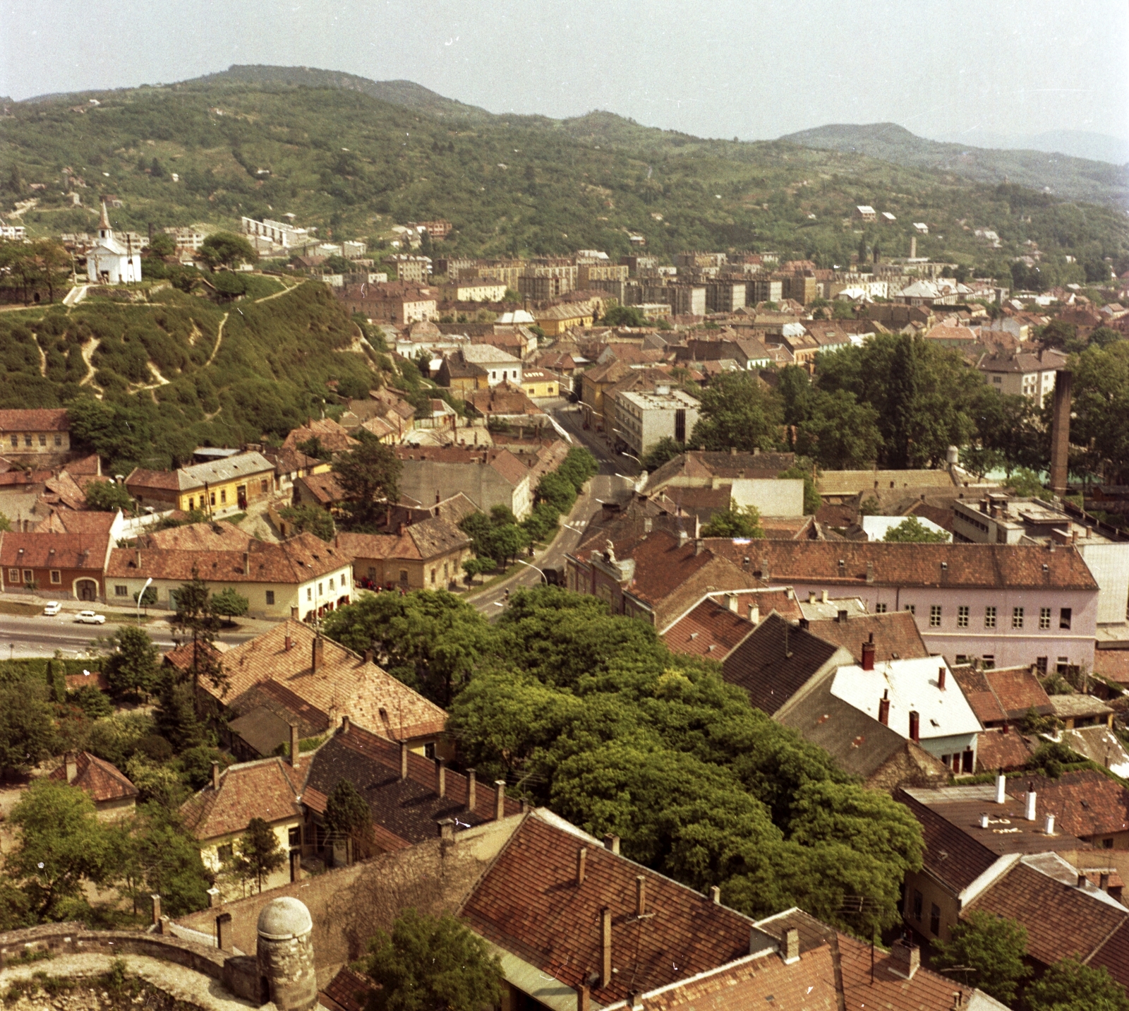 Magyarország, Esztergom, kilátás a várhegyről a város felé, szemben a Szent Tamás-hegy., 1982, Építésügyi Dokumentációs és Információs Központ, VÁTI, színes, látkép, Fortepan #29008