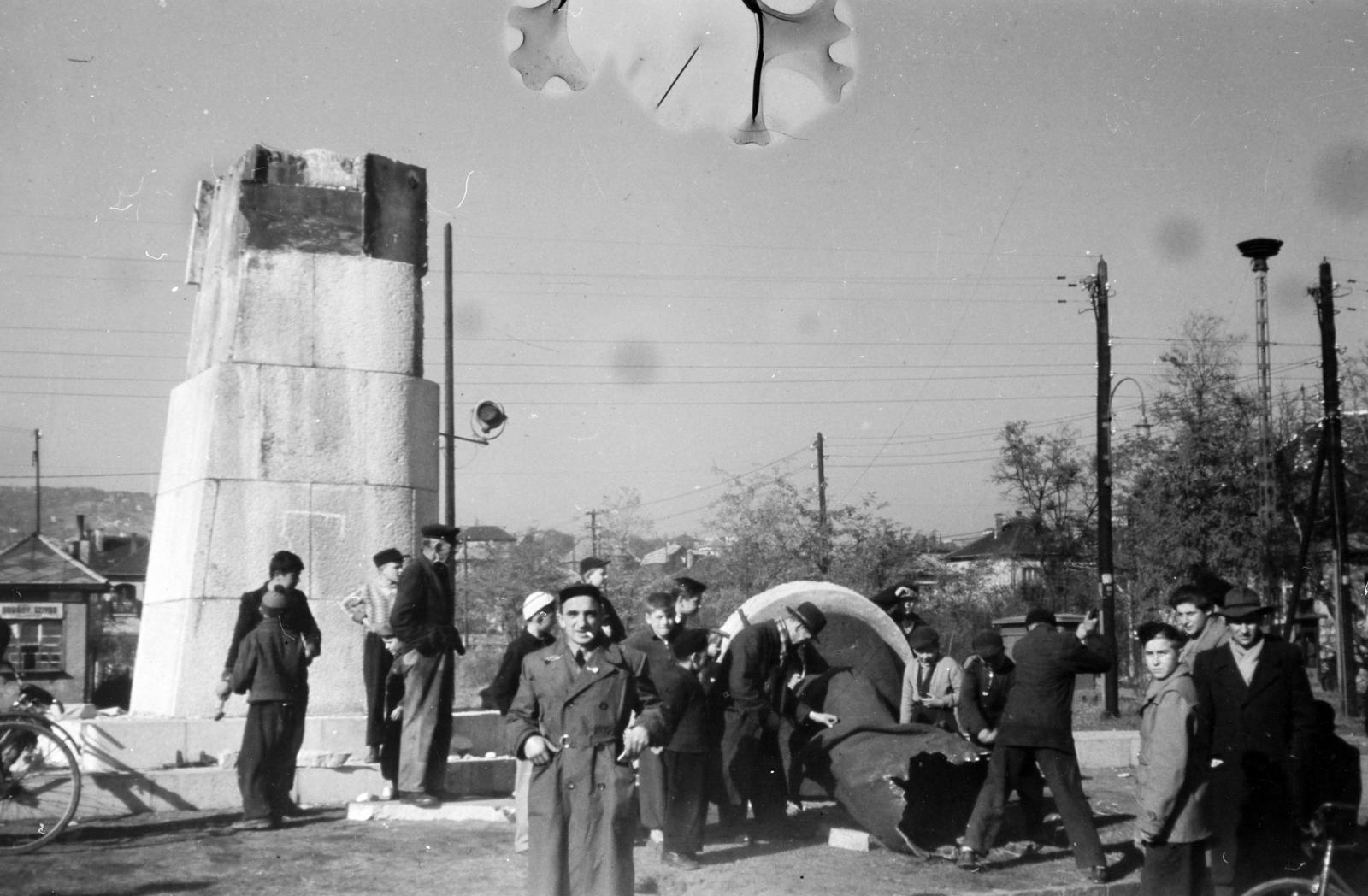 Magyarország, Budapest XI., a ledöntött Osztapenko szobor maradványa a Budaörsi út - Balatoni út elágazásánál., 1956, Fóti István örökösei, Budapest, forradalom, Fortepan #290080