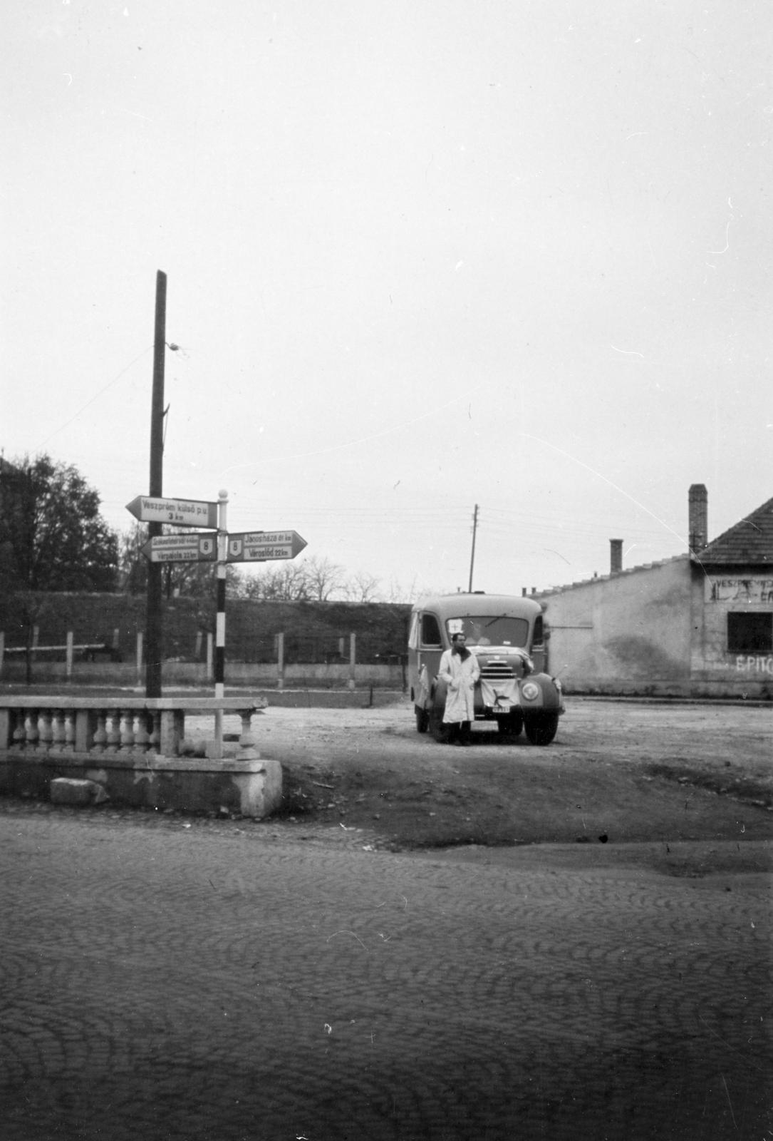 Magyarország, Veszprém, Budapest út (Köztársaság tér) a forradalmárok által használt mentőautó a Jutasi úti (Felszabadulás útja) elágazásnál áll., 1956, Fóti István örökösei, forradalom, Robur Garant, Fortepan #290081