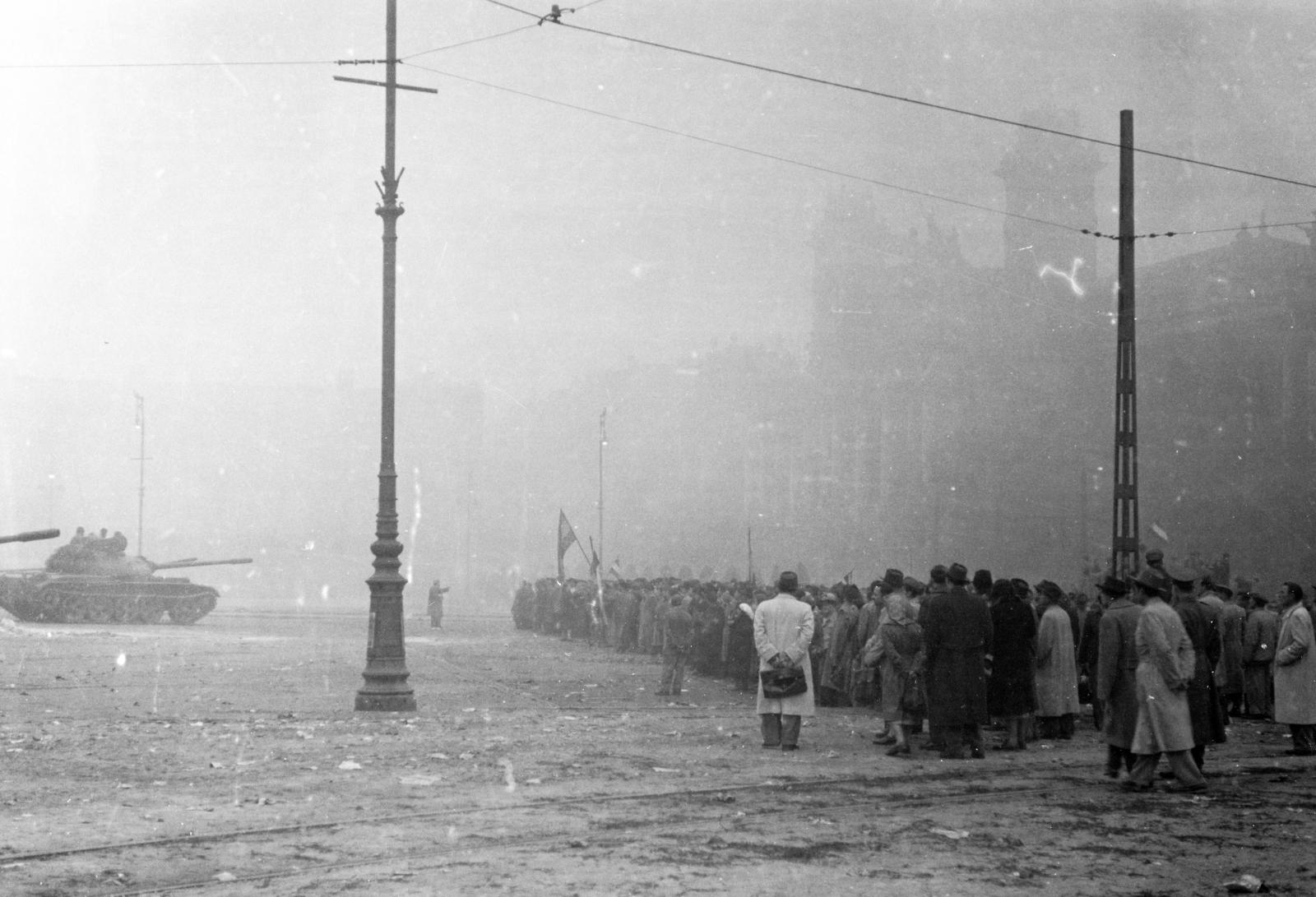 Magyarország, Budapest V., Kossuth Lajos tér, szovjet T-54 harckocsik a tüntetőkkel szemben. Háttérben az Igazságügyi Palota (ekkor a Magyar és Nemzetközi Munkásmozgalom Történeti Múzeuma). A felvétel 1956. október 25-én, a véres csütörtökön készült., 1956, Fóti István örökösei, Budapest, forradalom, Fortepan #290082