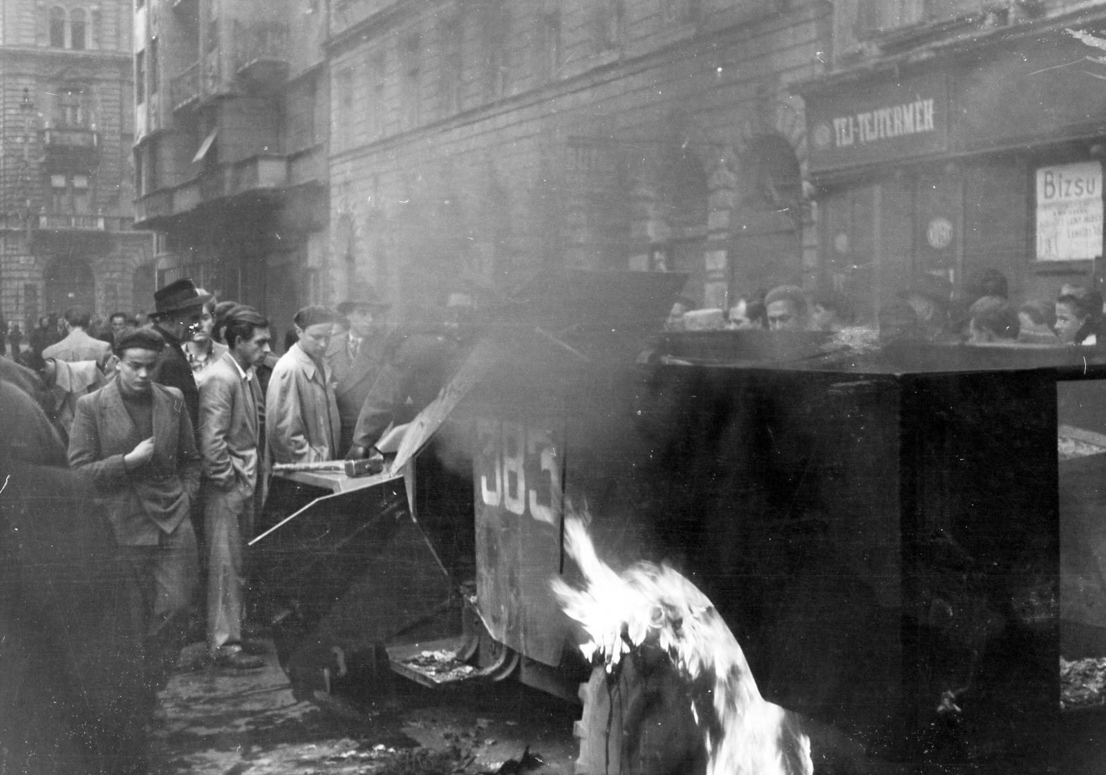 Magyarország, Budapest VII., Akácfa utca, kiégett szovjet BTR-40 páncélautó a 3. számú ház előtt. Háttérben balra a Dohány utca sarkán álló ház látható., 1956, Fóti István örökösei, Budapest, forradalom, járműroncs, Fortepan #290091