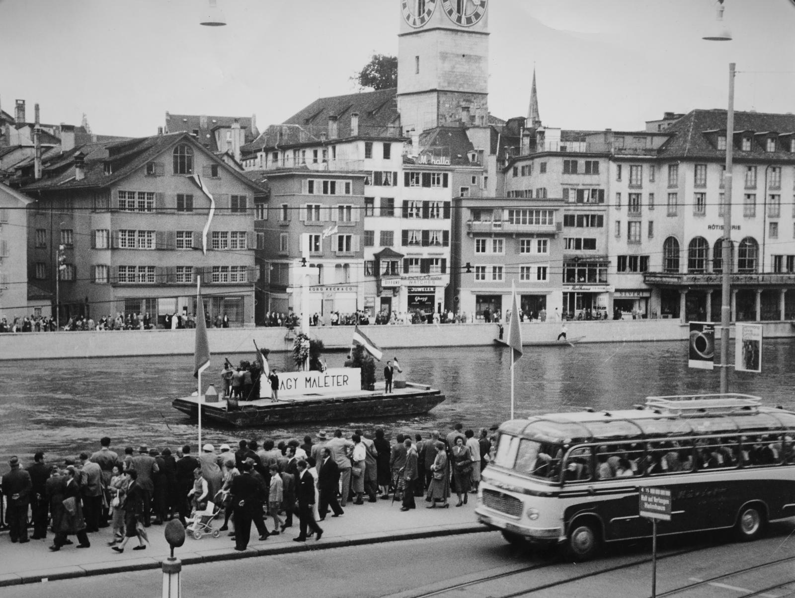 Switzerland, Zurich, a Limmat folyón úszó tutajon magyar diákok állnak díszőrséget, Nagy Imre és Maléter Pál kivégzése utáni megemlékezés 1958. június 18-án., 1958, Fóti István örökösei, Fortepan #290097